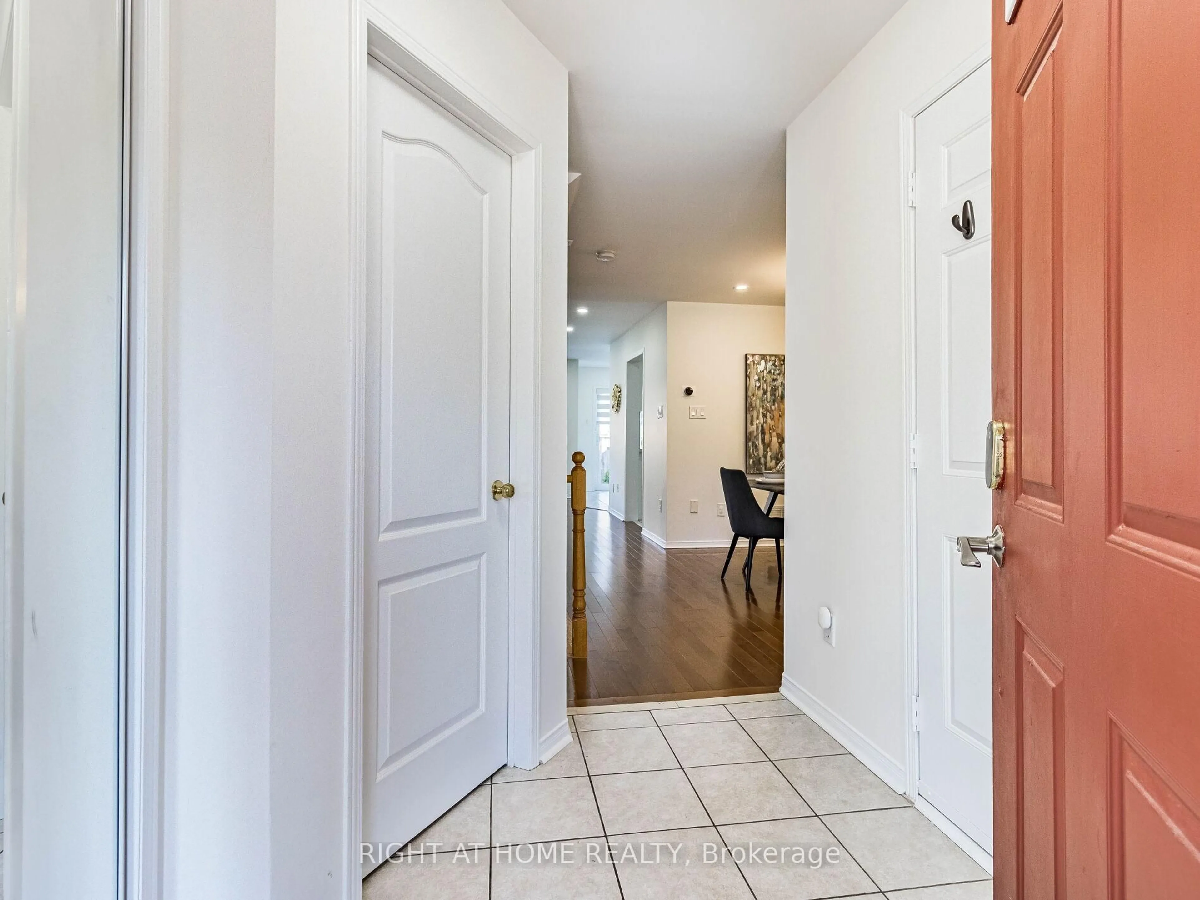 Indoor entryway for 5525 Creditrise Pl, Mississauga Ontario L5M 6E3