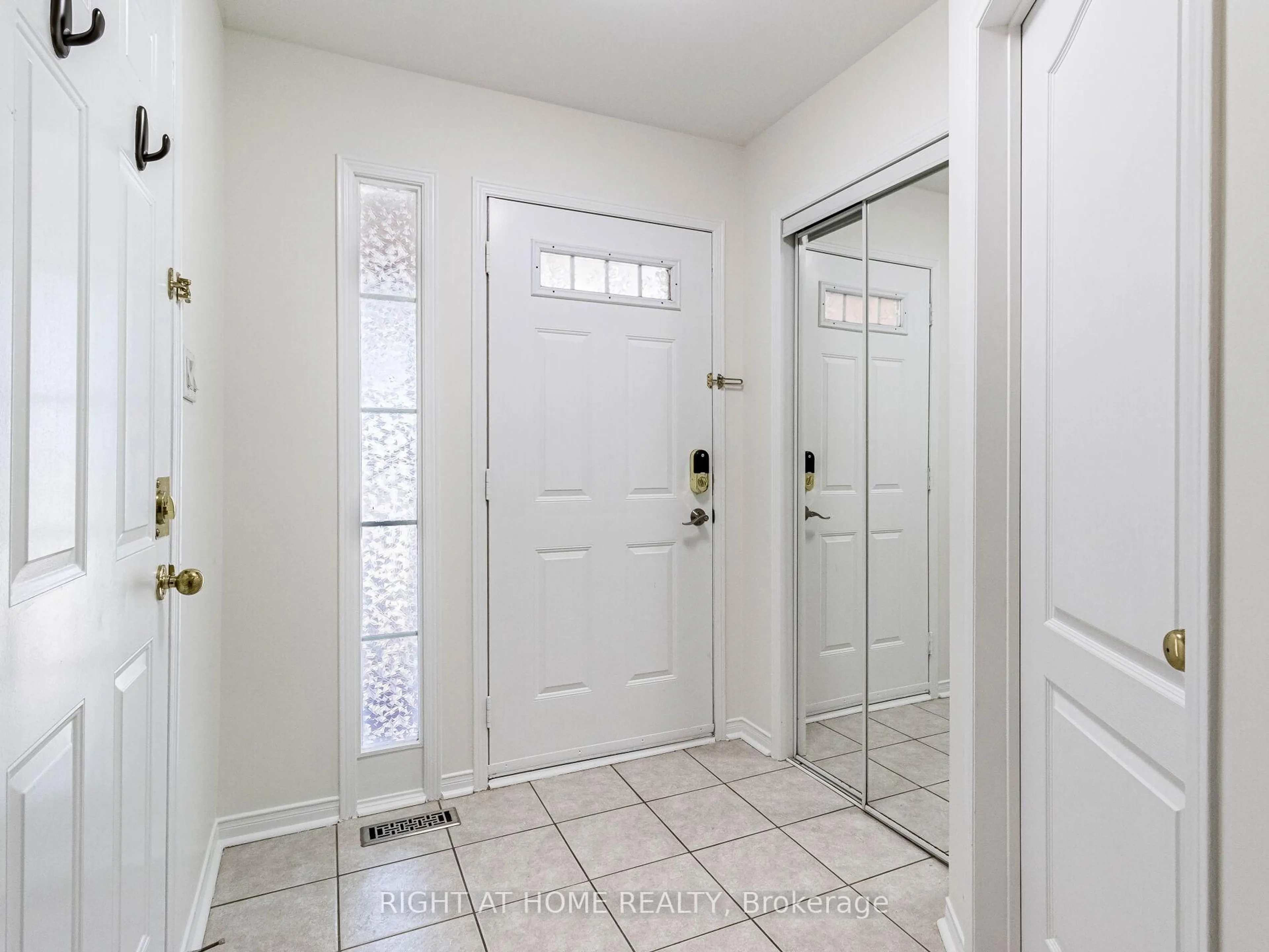 Indoor entryway for 5525 Creditrise Pl, Mississauga Ontario L5M 6E3