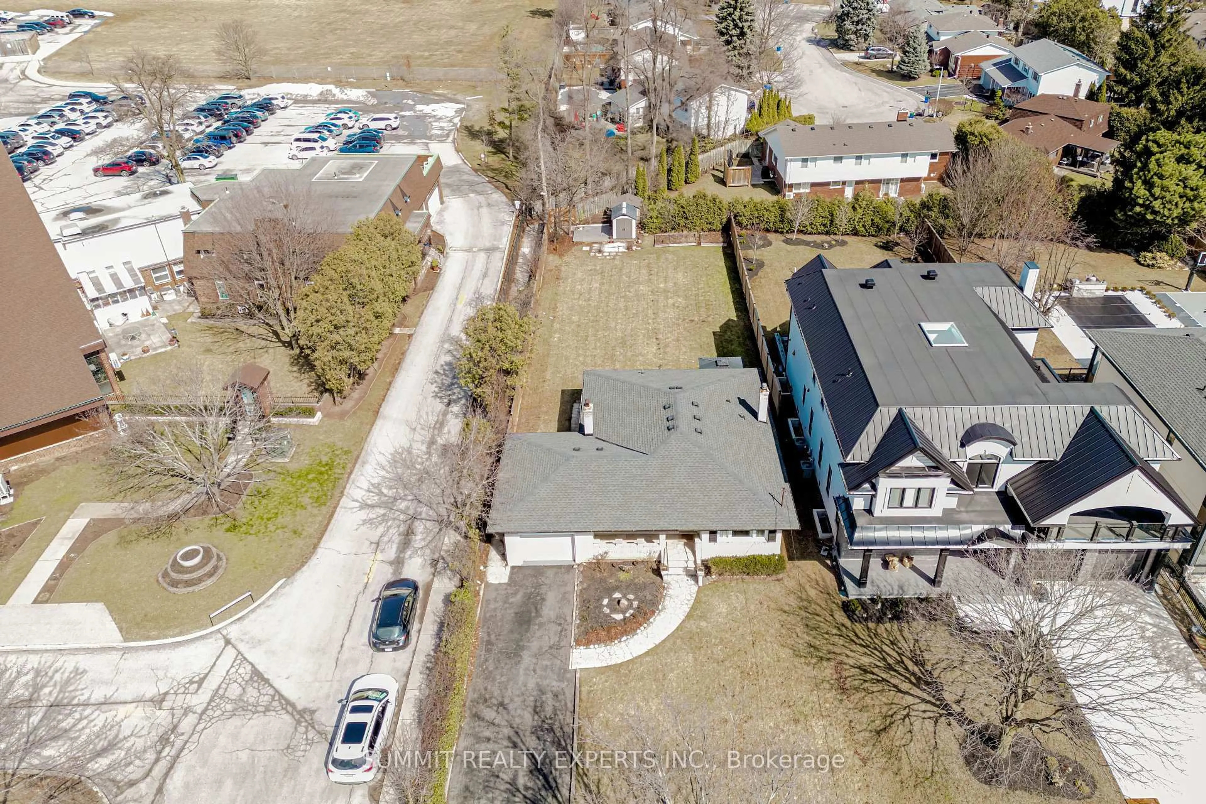 A pic from outside/outdoor area/front of a property/back of a property/a pic from drone, street for 225 Morden Rd, Oakville Ontario L6K 2S2