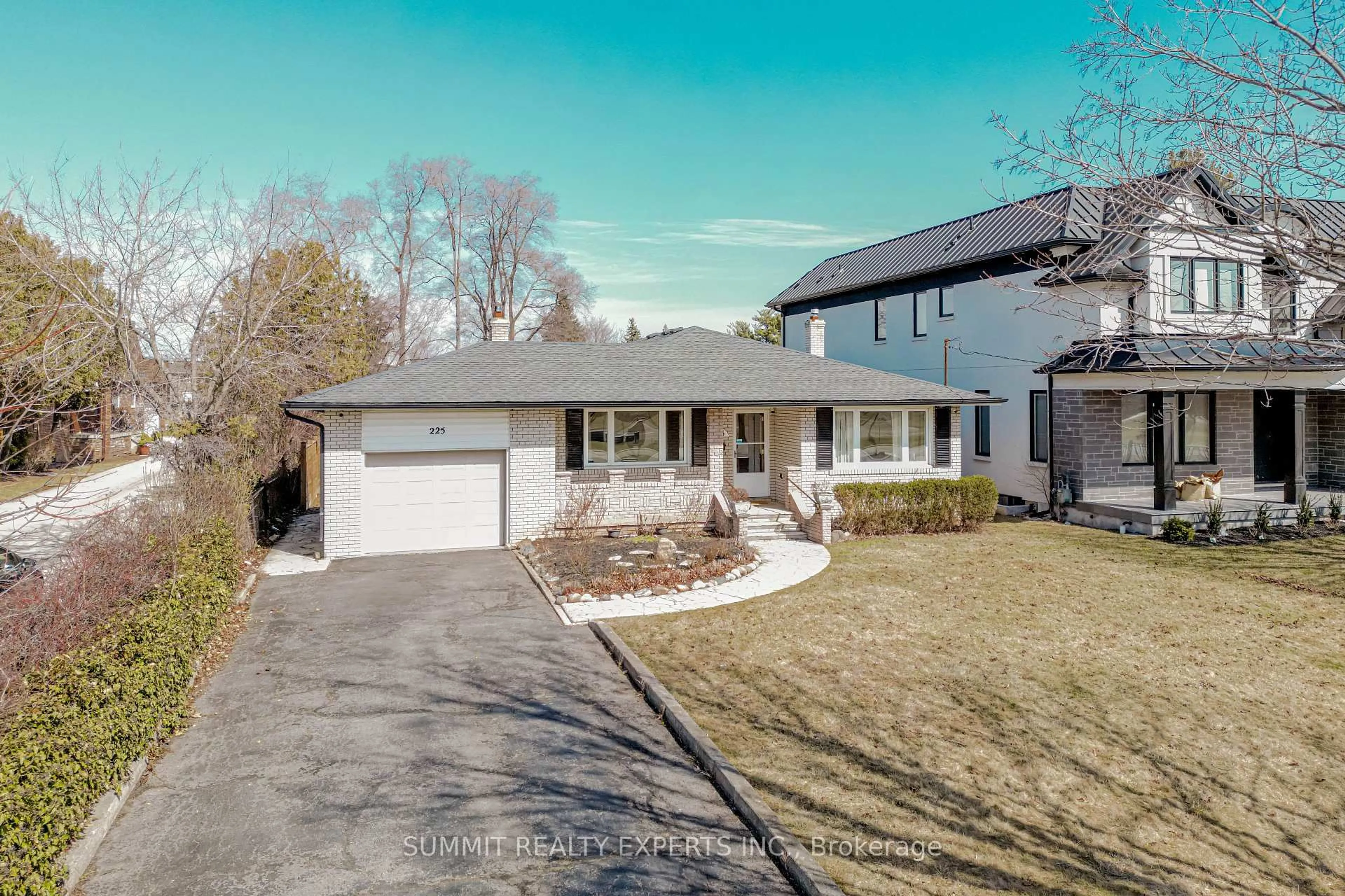 A pic from outside/outdoor area/front of a property/back of a property/a pic from drone, street for 225 Morden Rd, Oakville Ontario L6K 2S2