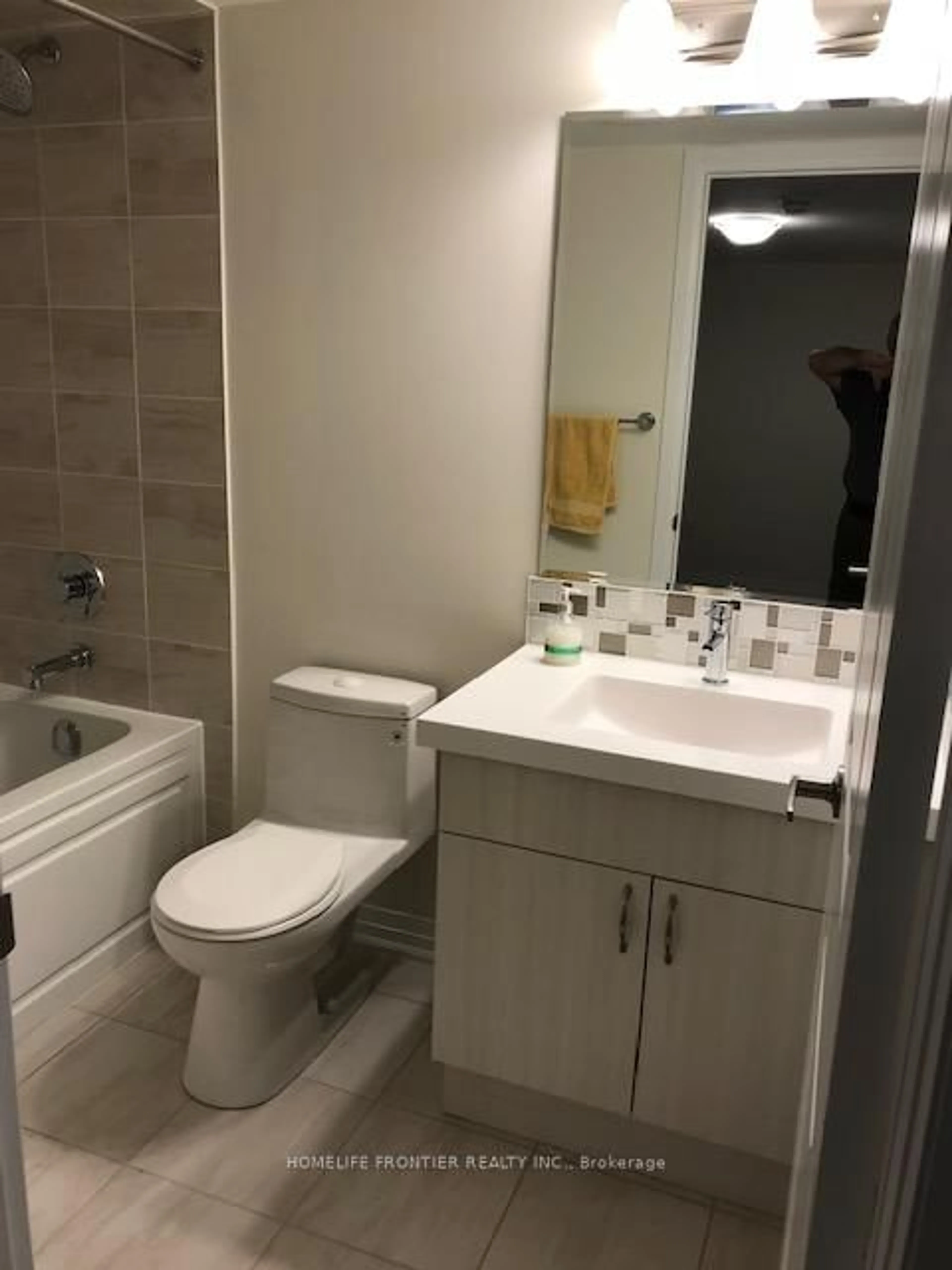 Standard bathroom, ceramic/tile floor for 157 William Duncan Rd #5, Toronto Ontario M3K 0B9