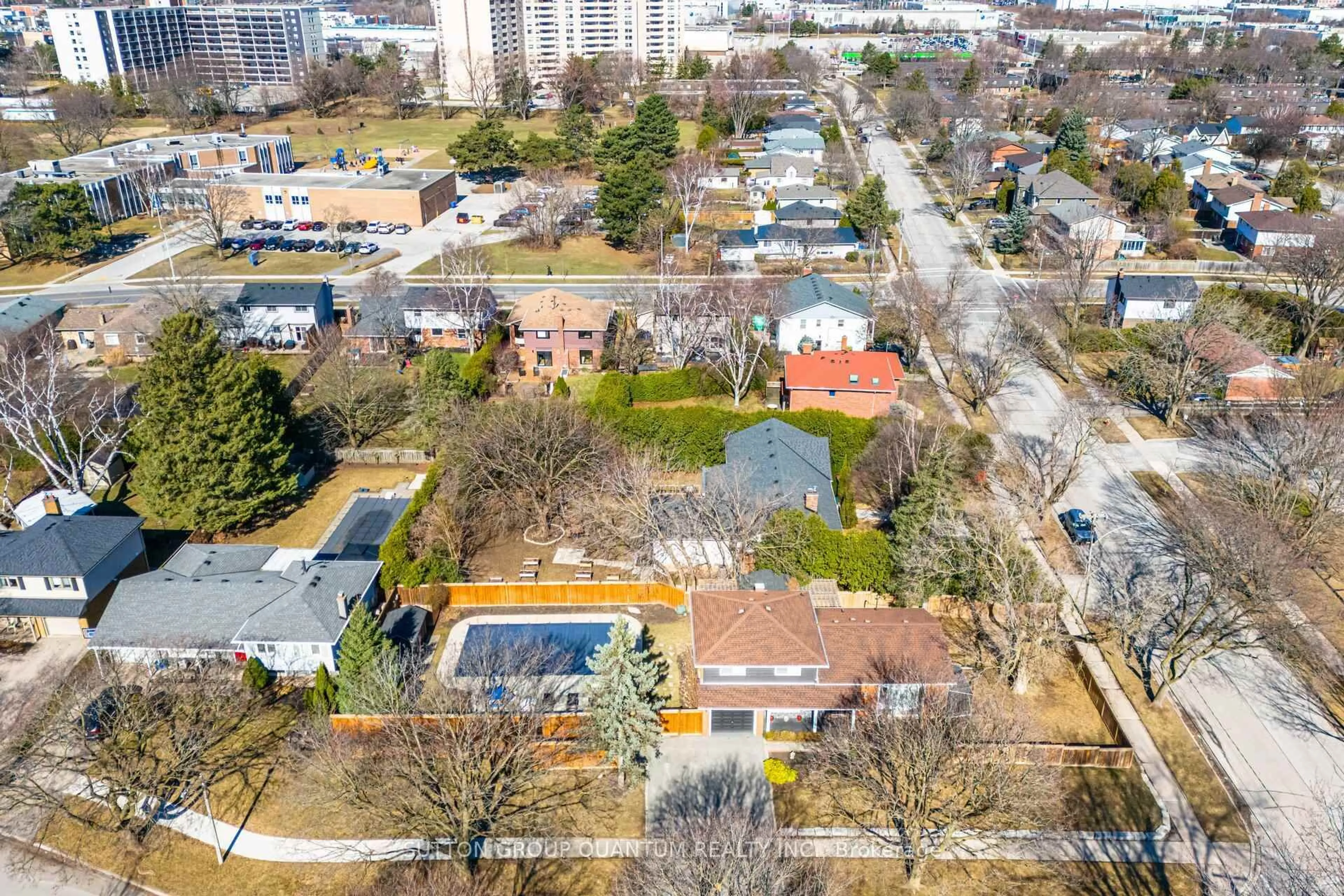 A pic from outside/outdoor area/front of a property/back of a property/a pic from drone, city buildings view from balcony for 608 Rosedale Cres, Burlington Ontario L7N 2T1