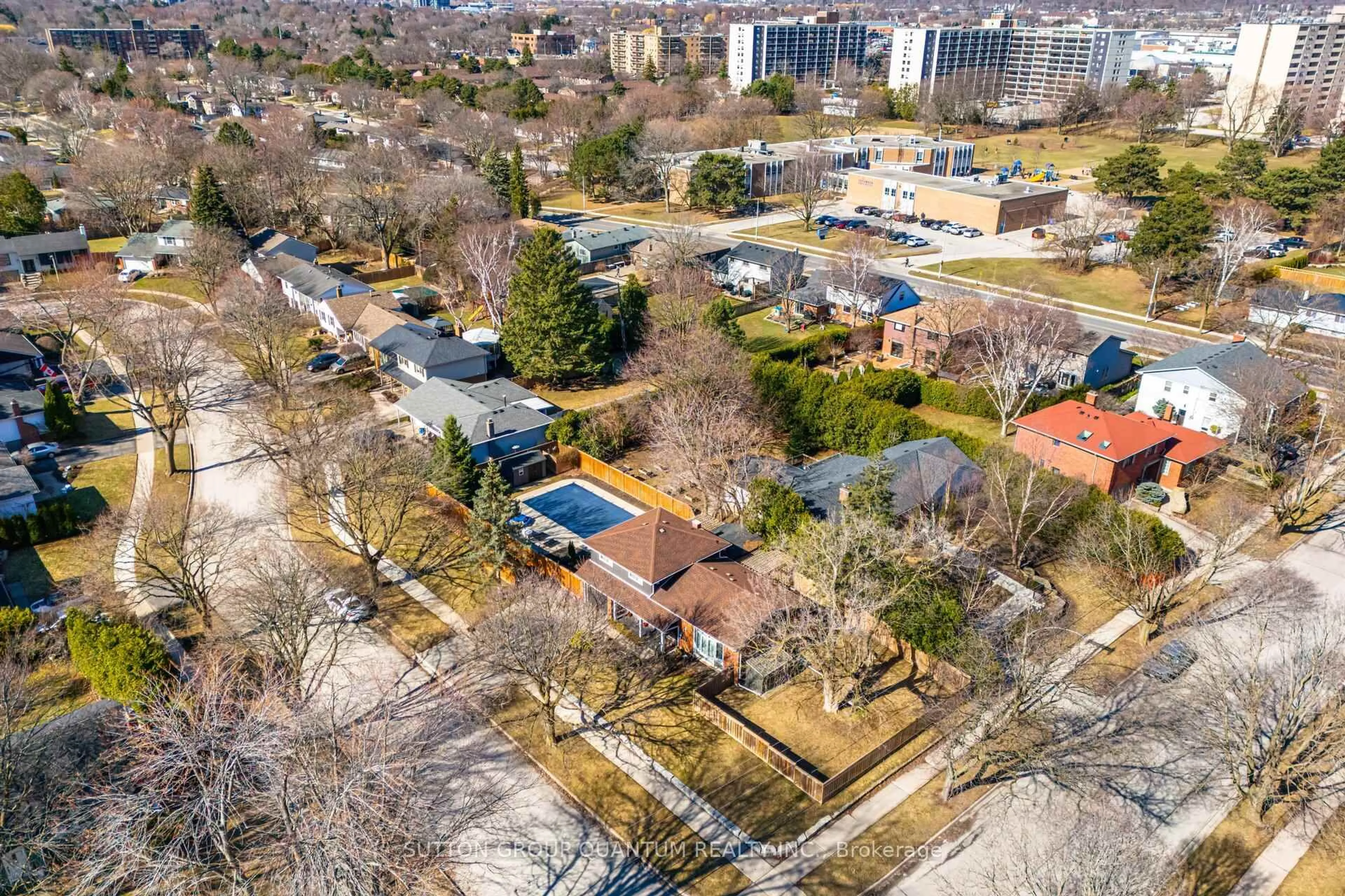 A pic from outside/outdoor area/front of a property/back of a property/a pic from drone, street for 608 Rosedale Cres, Burlington Ontario L7N 2T1