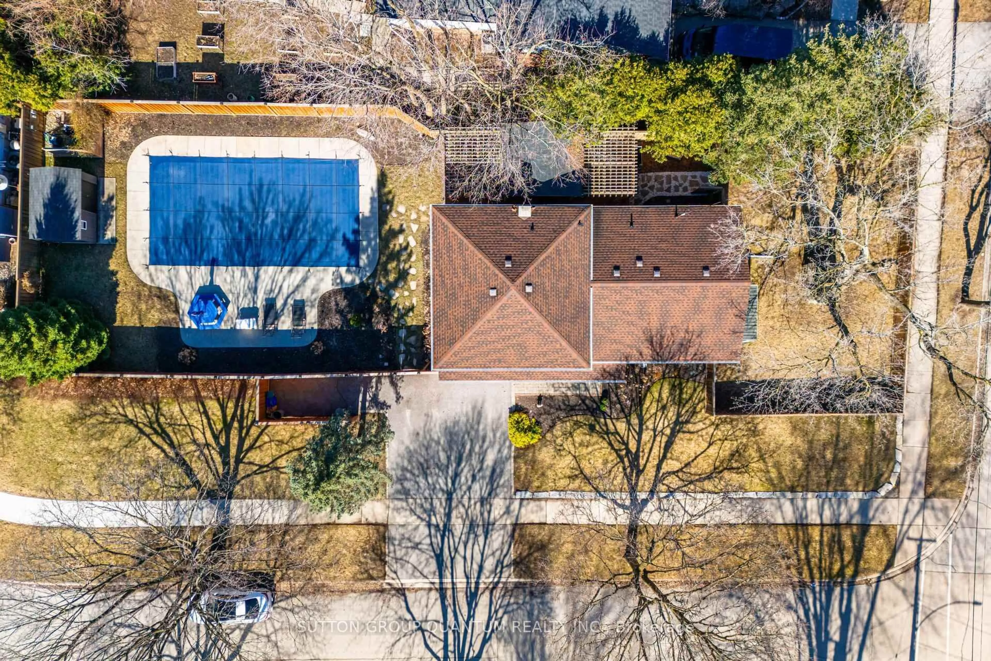 A pic from outside/outdoor area/front of a property/back of a property/a pic from drone, unknown for 608 Rosedale Cres, Burlington Ontario L7N 2T1