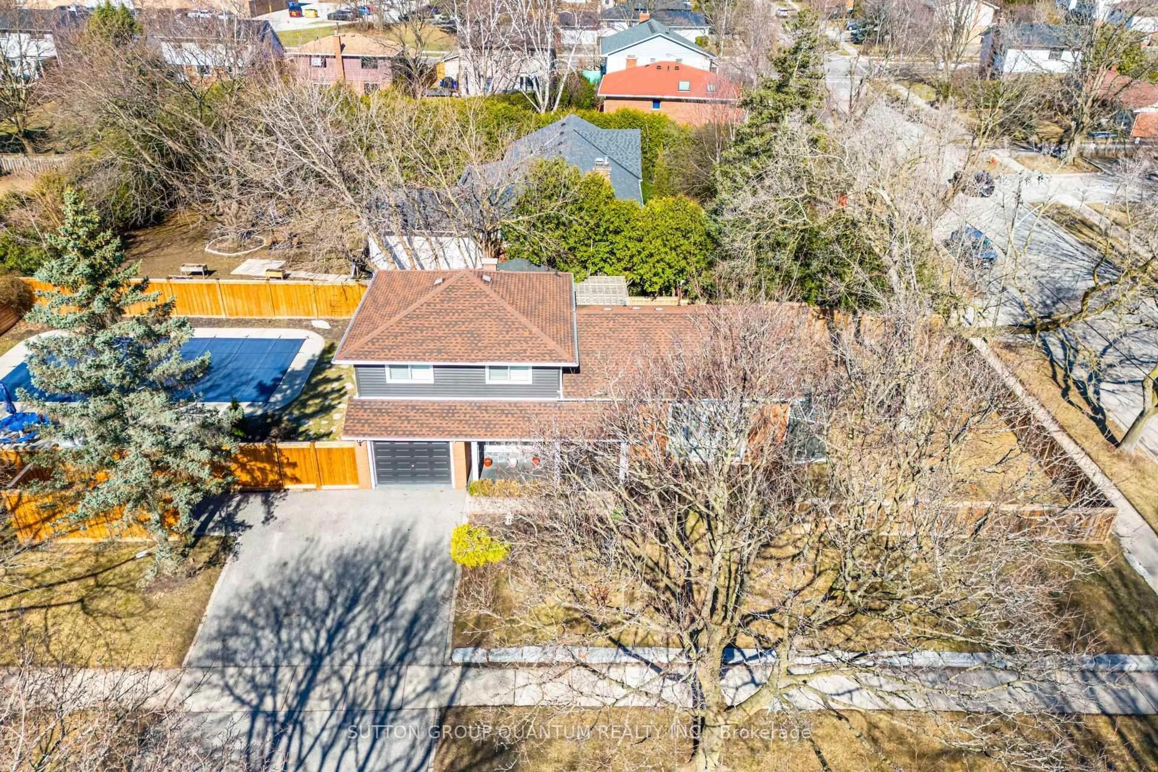 A pic from outside/outdoor area/front of a property/back of a property/a pic from drone, street for 608 Rosedale Cres, Burlington Ontario L7N 2T1