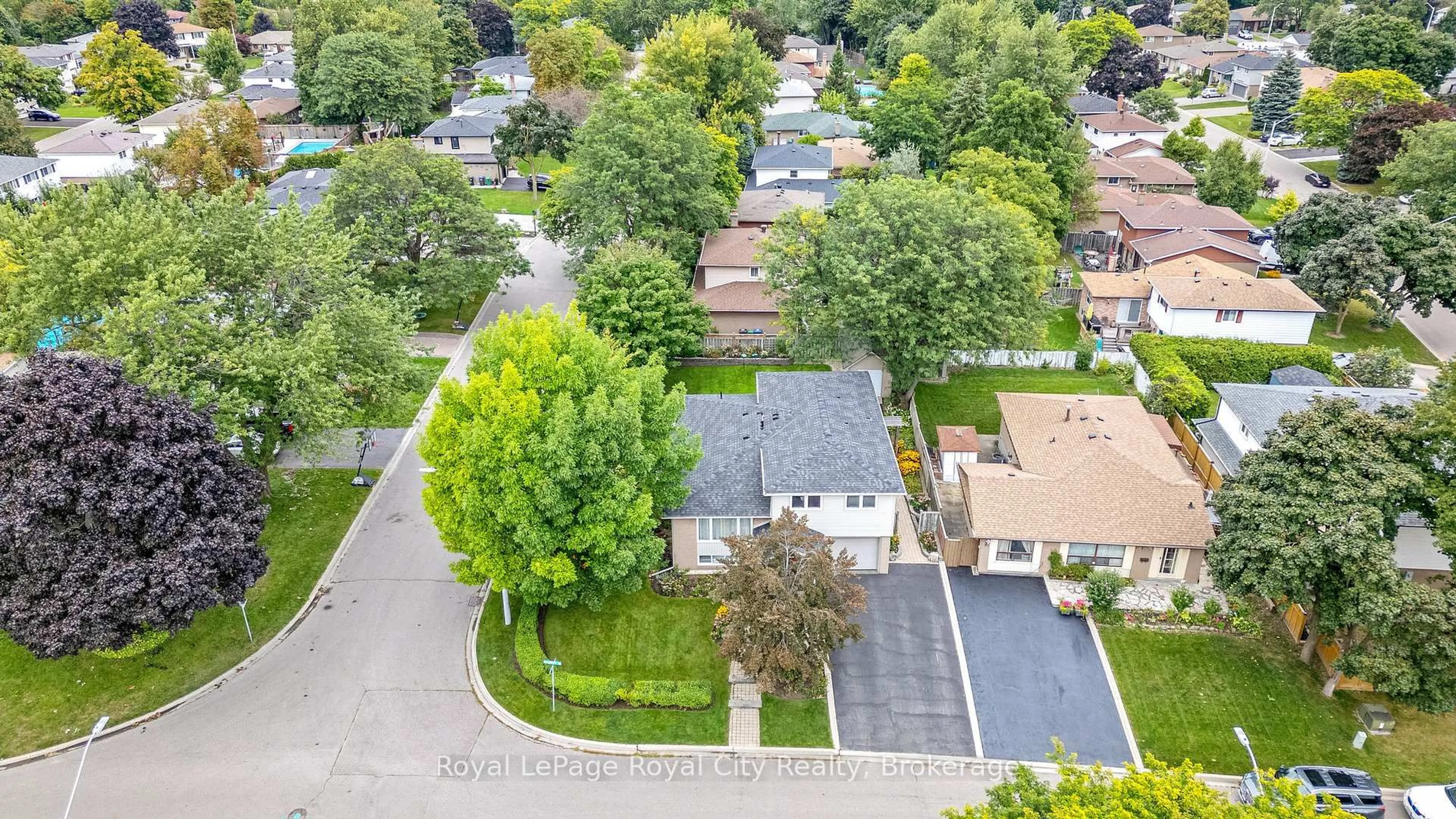 A pic from outside/outdoor area/front of a property/back of a property/a pic from drone, street for 35 Inglewood Dr, Brampton Ontario L6W 2N4