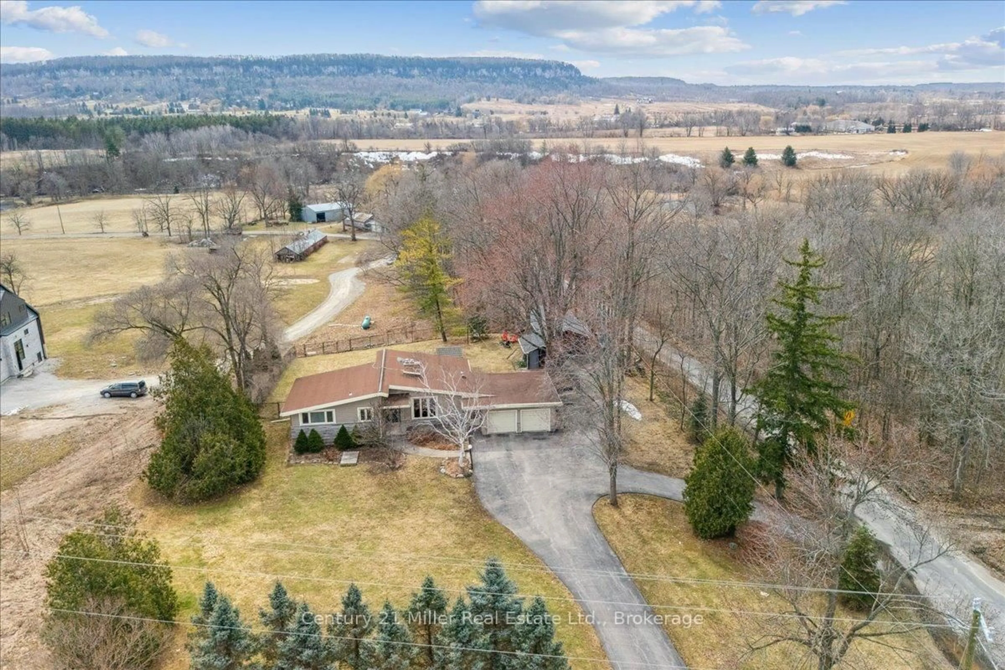 A pic from outside/outdoor area/front of a property/back of a property/a pic from drone, mountain view for 5550 Appleby Line, Burlington Ontario L7M 0P5