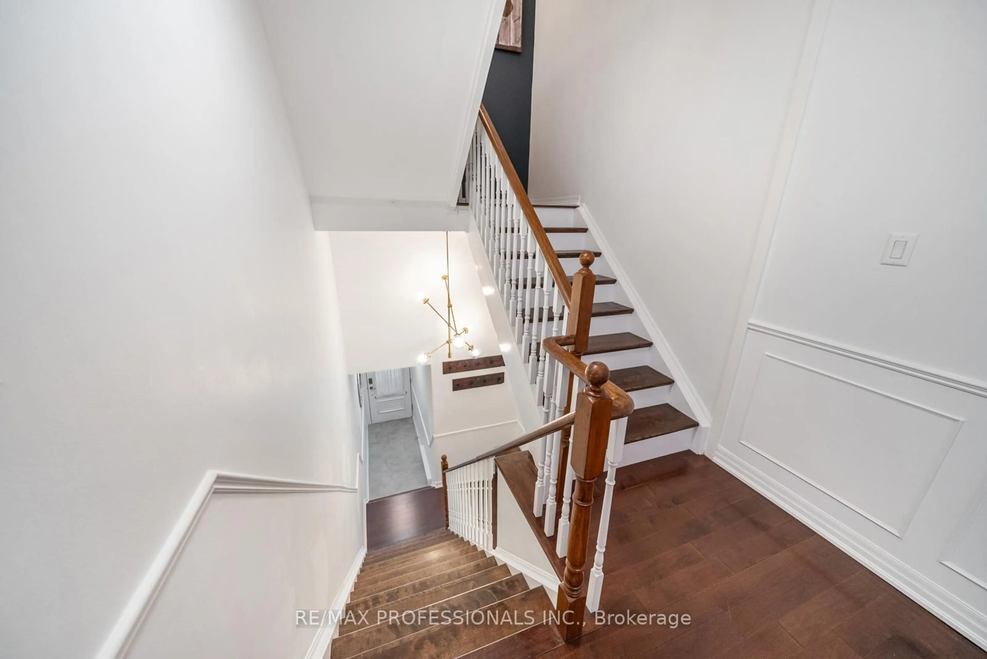 Stairs for 1437 Lakeshore Rd #302, Mississauga Ontario L5E 0A2