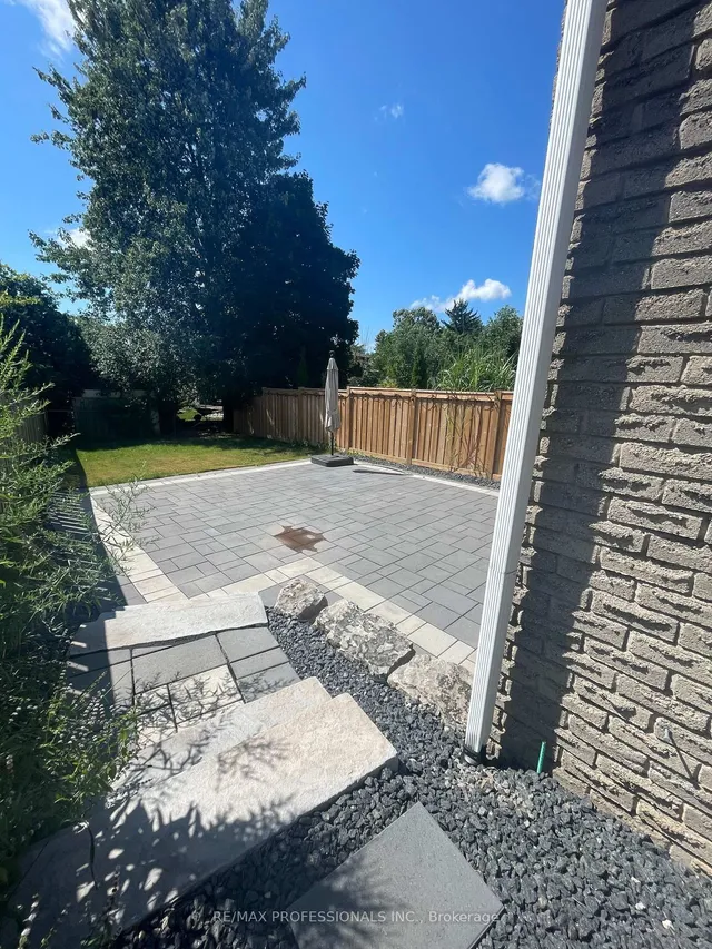 Additional image 37 of 2416 Malcolm Cres