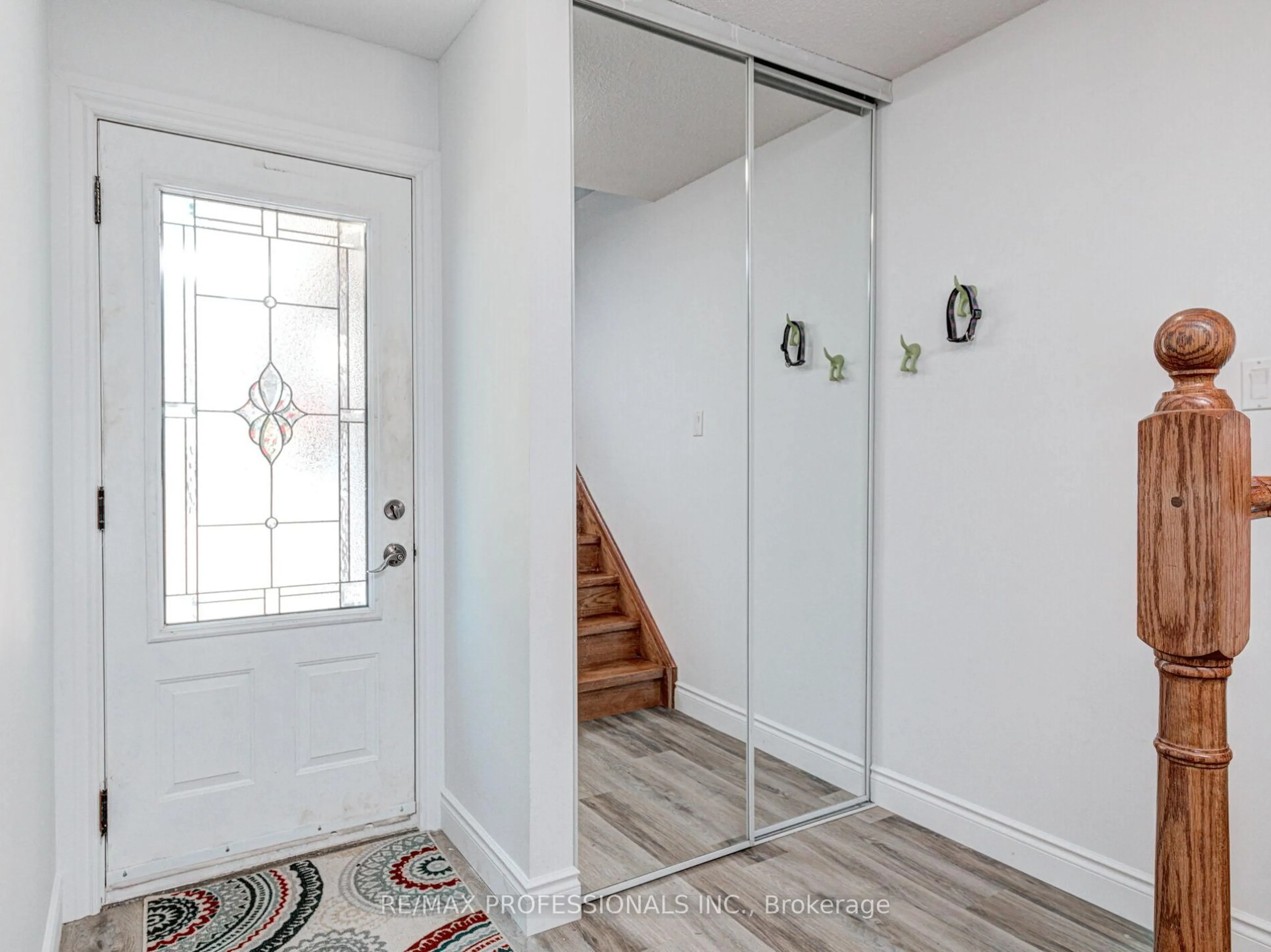 Indoor entryway for 2416 Malcolm Cres, Burlington Ontario L7P 3Y4