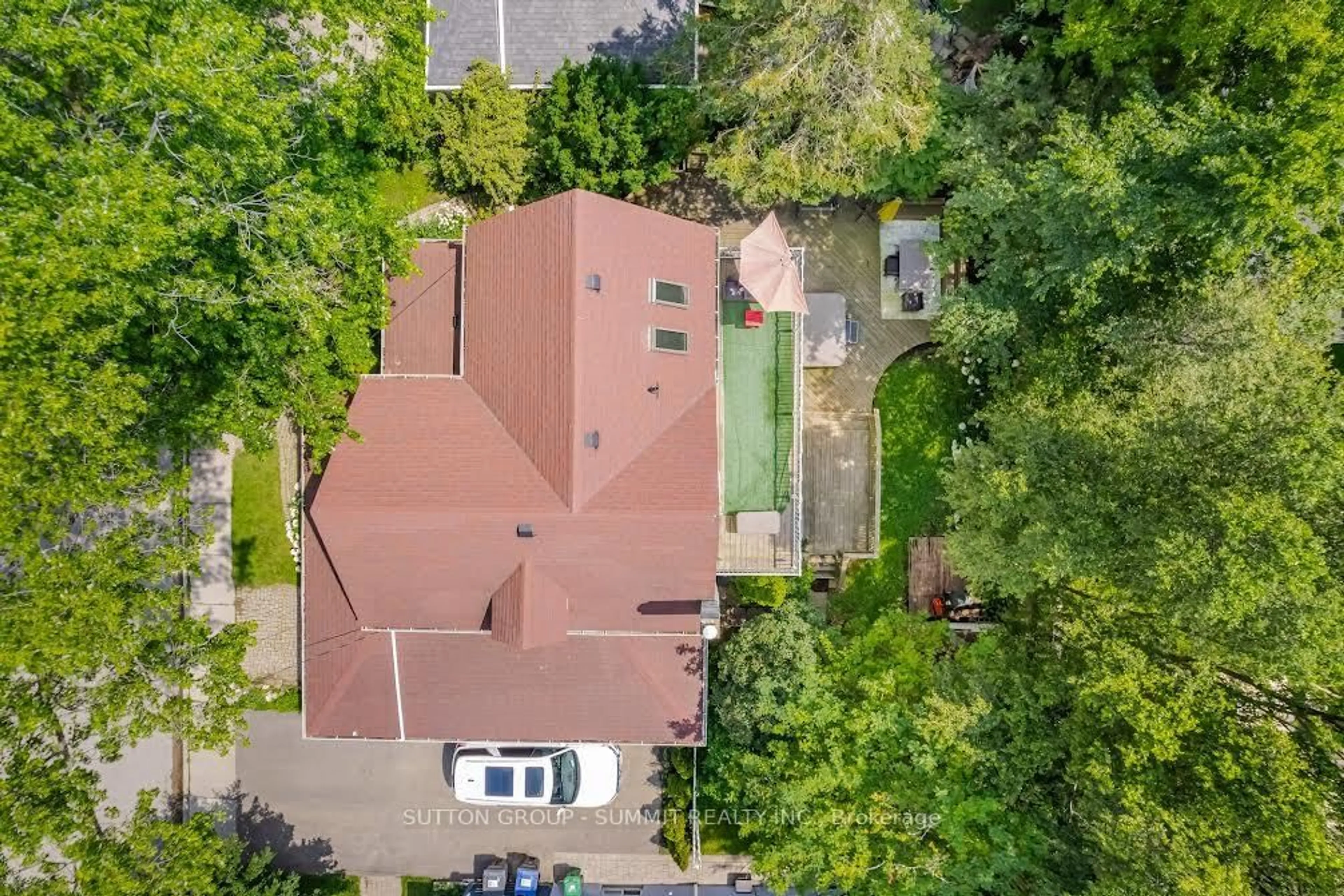 A pic from outside/outdoor area/front of a property/back of a property/a pic from drone, unknown for 38 John St, Mississauga Ontario L5H 2E6