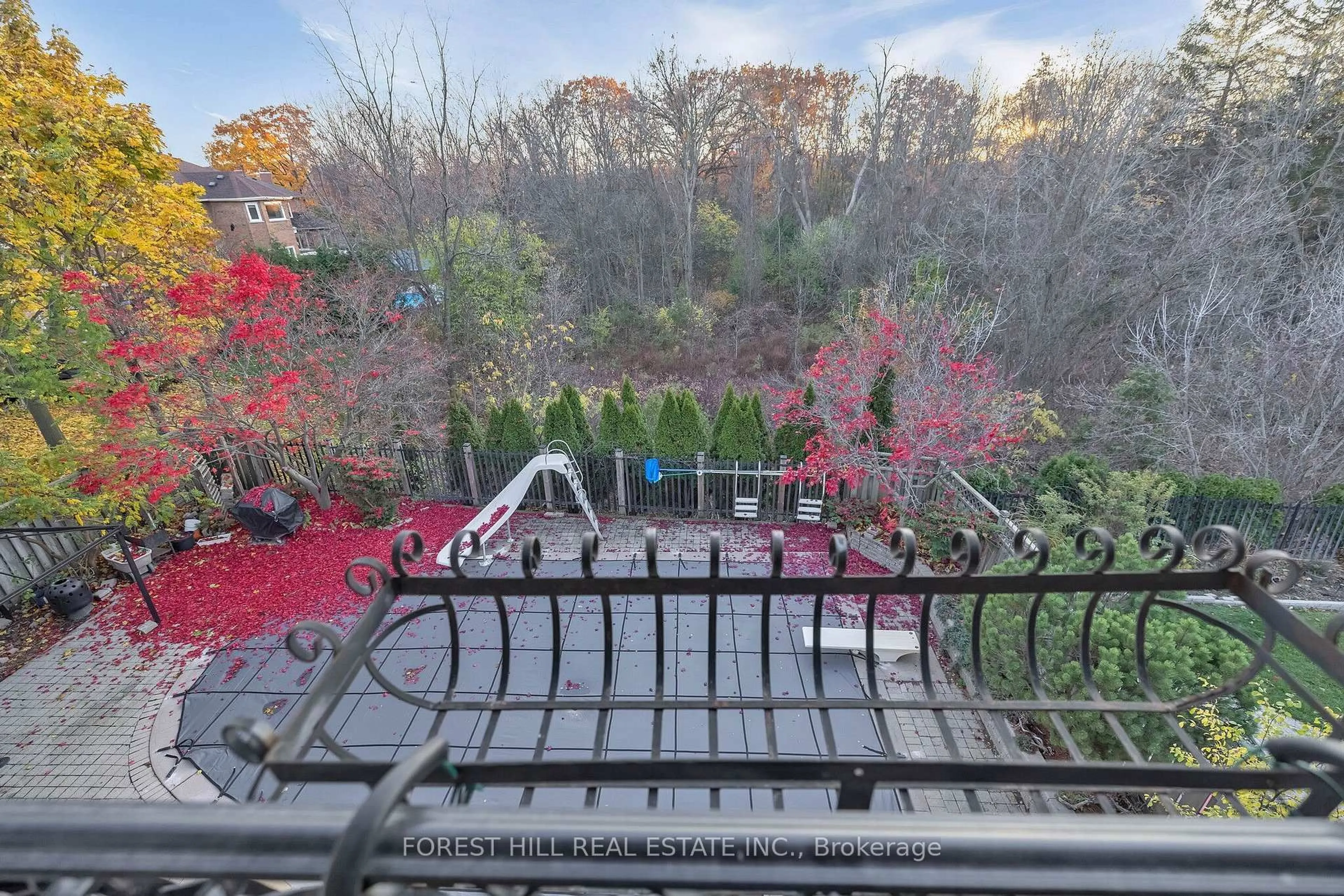 A pic from outside/outdoor area/front of a property/back of a property/a pic from drone, city buildings view from balcony for 4640 Beaufort Terr, Mississauga Ontario L5M 3H9