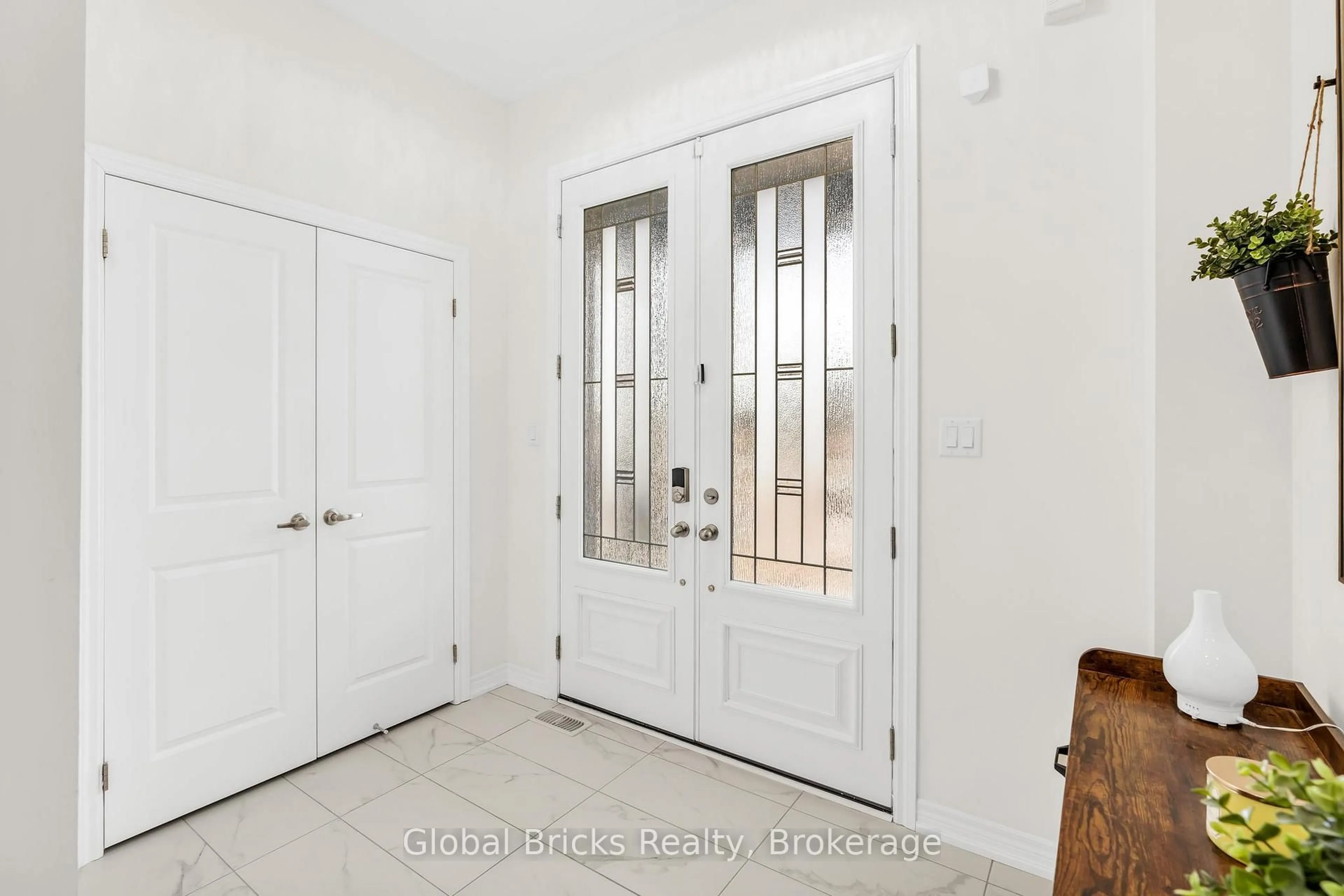 Indoor entryway for 43 Action Dr, Brampton Ontario L7A 5B2