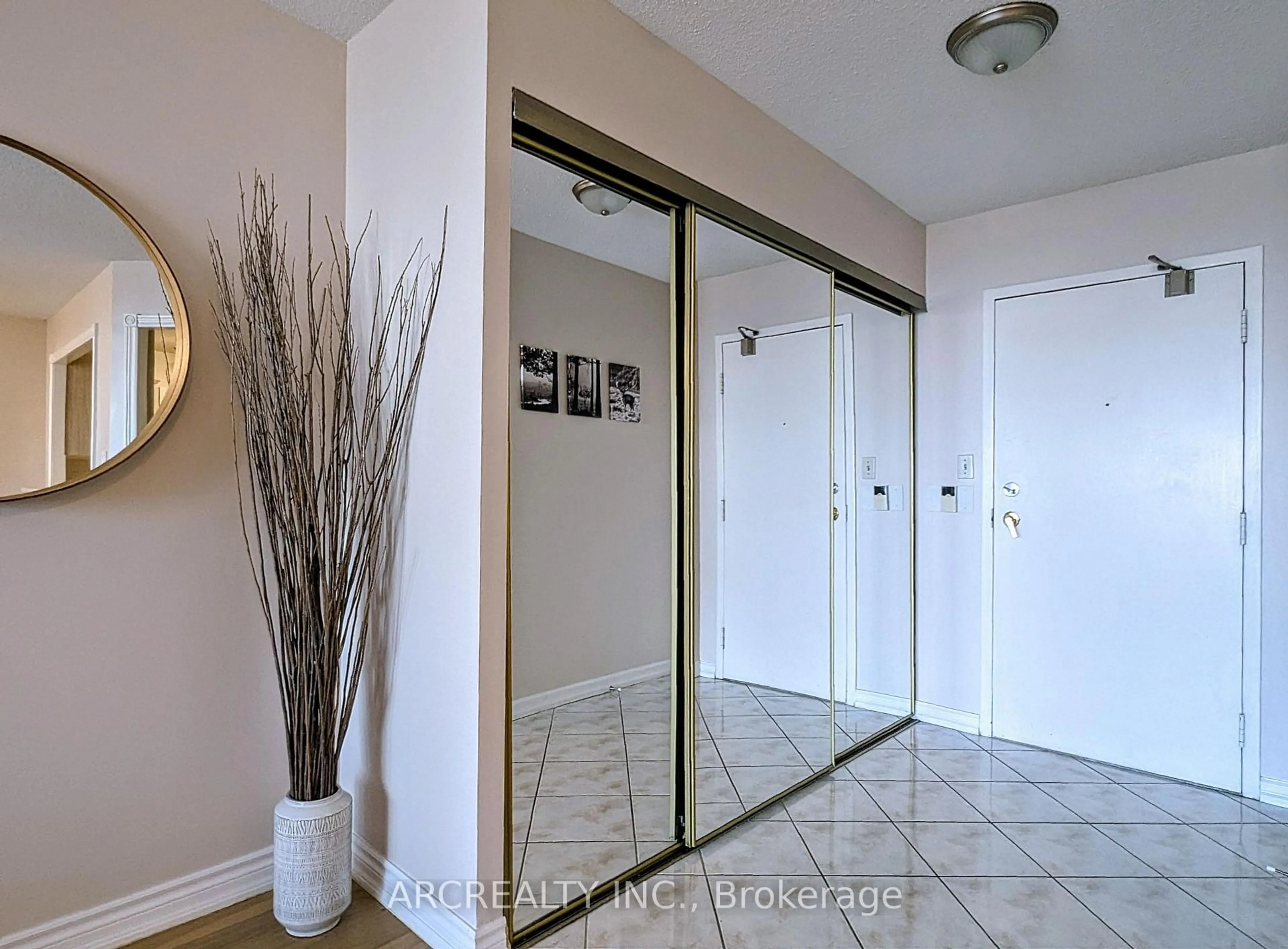 Indoor entryway for 3605 Kariya Dr #2311, Mississauga Ontario L5B 3J2