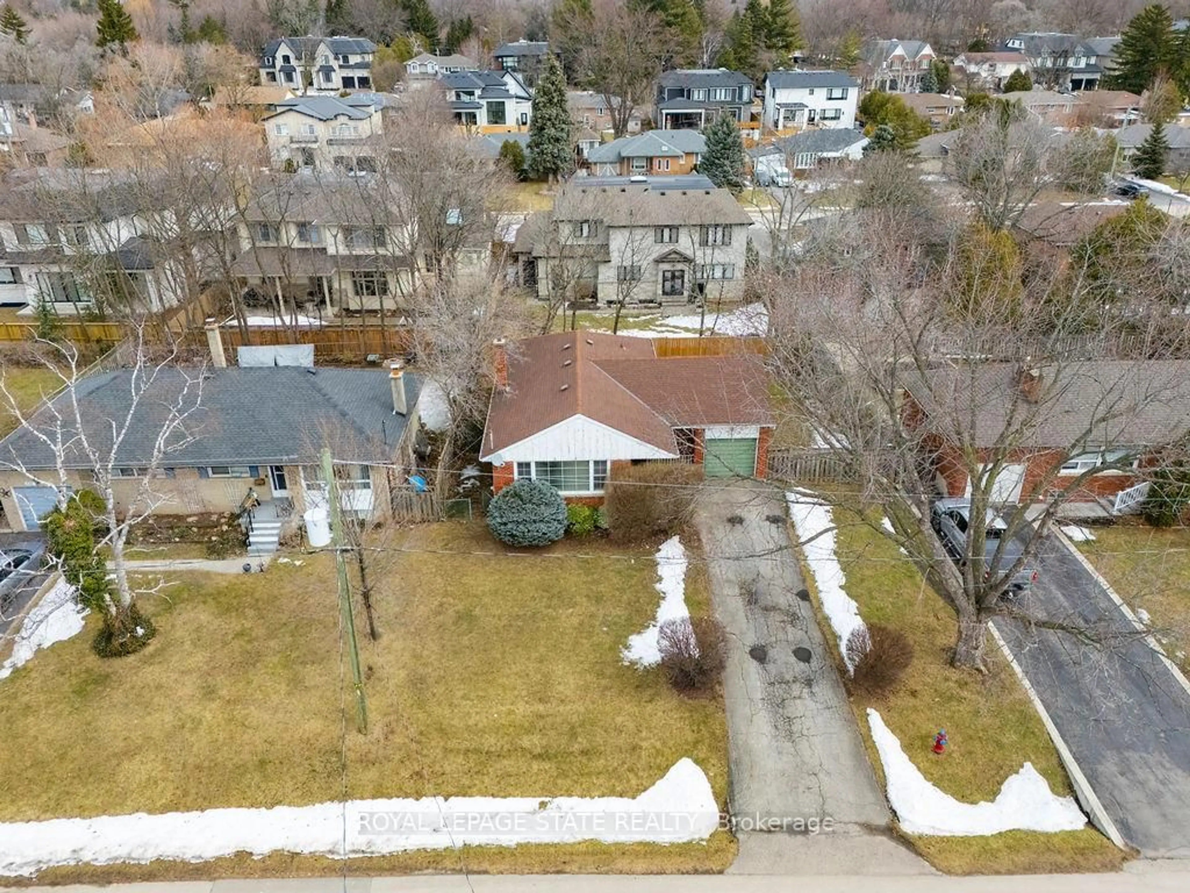 A pic from outside/outdoor area/front of a property/back of a property/a pic from drone, street for 541 Wellington Cres, Oakville Ontario L6L 4X7