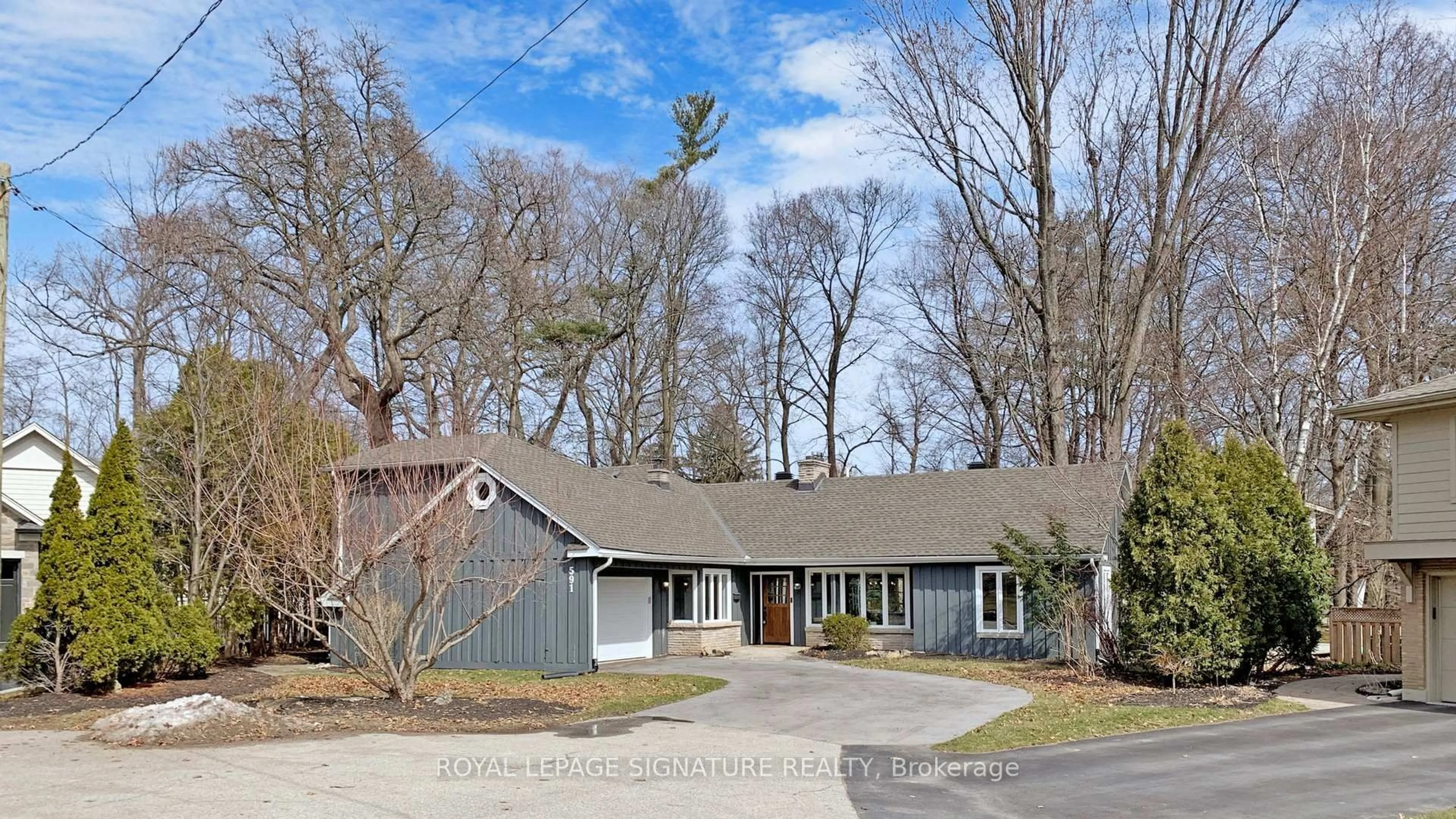 A pic from outside/outdoor area/front of a property/back of a property/a pic from drone, street for 591 Leonard Crt, Burlington Ontario L7T 2P4