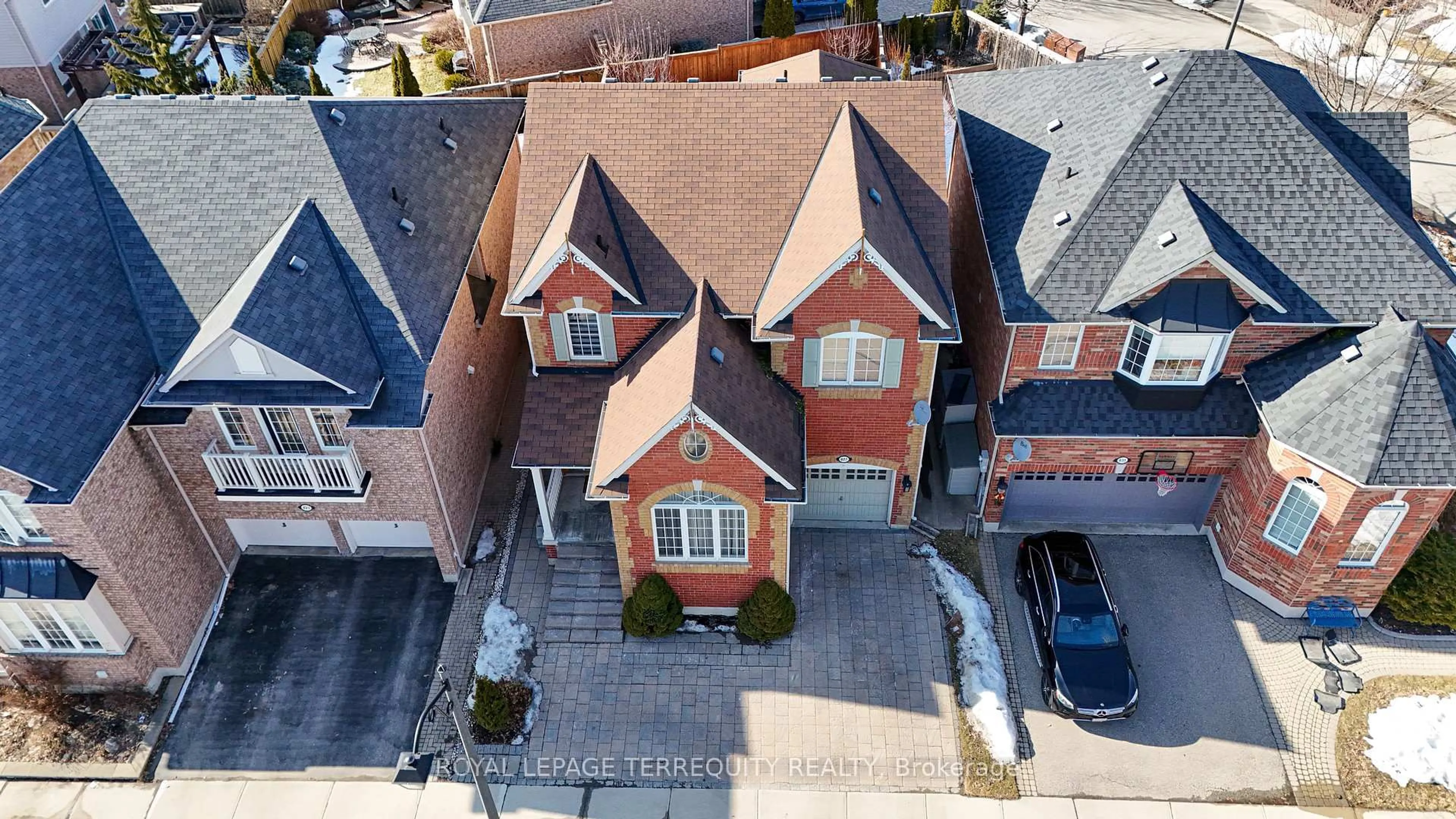 A pic from outside/outdoor area/front of a property/back of a property/a pic from drone, street for 827 Wilks Landing Dr, Milton Ontario L9T 0K9