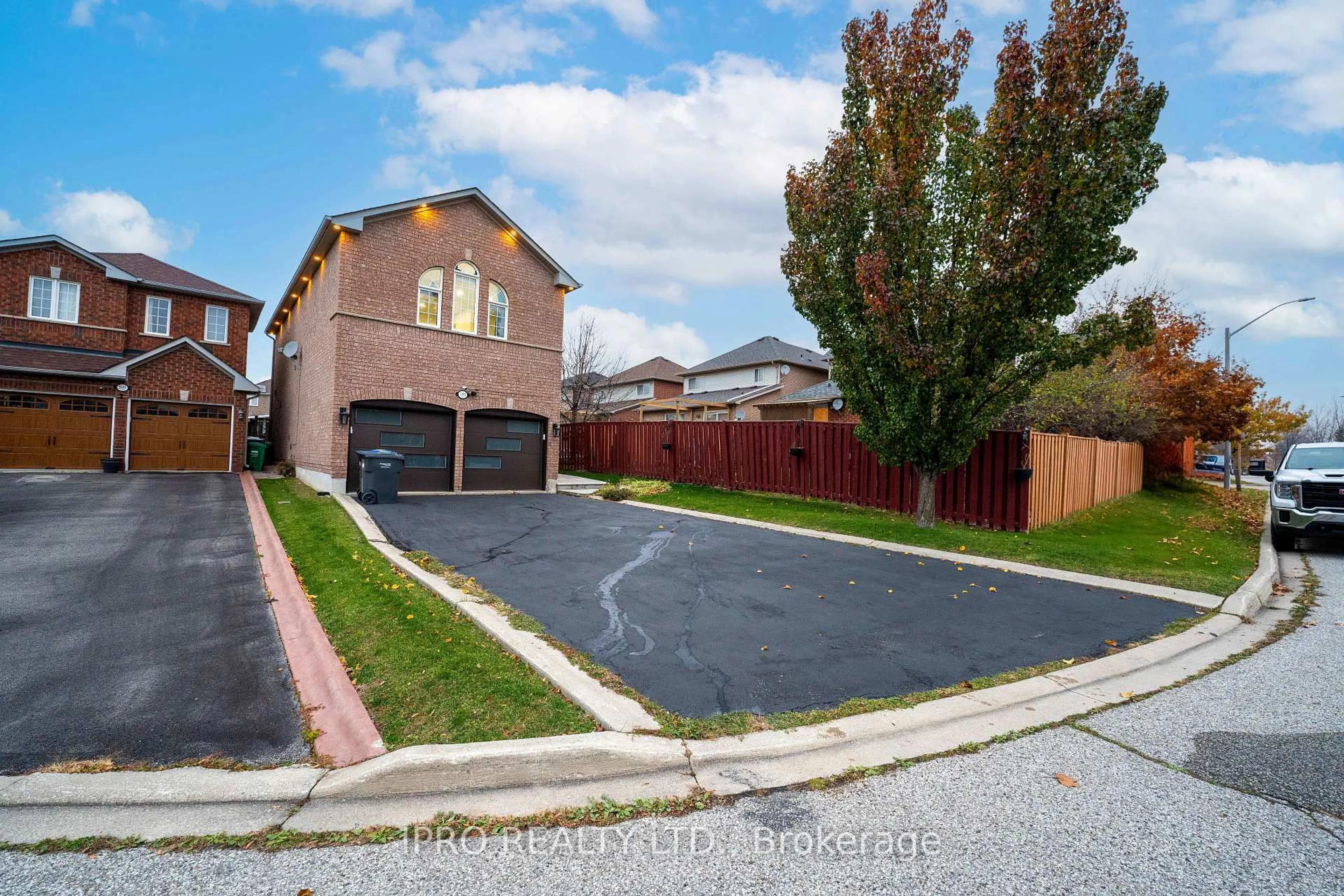 Home with brick exterior material, street for 3191 Oakview Rd, Mississauga Ontario L5N 7N9