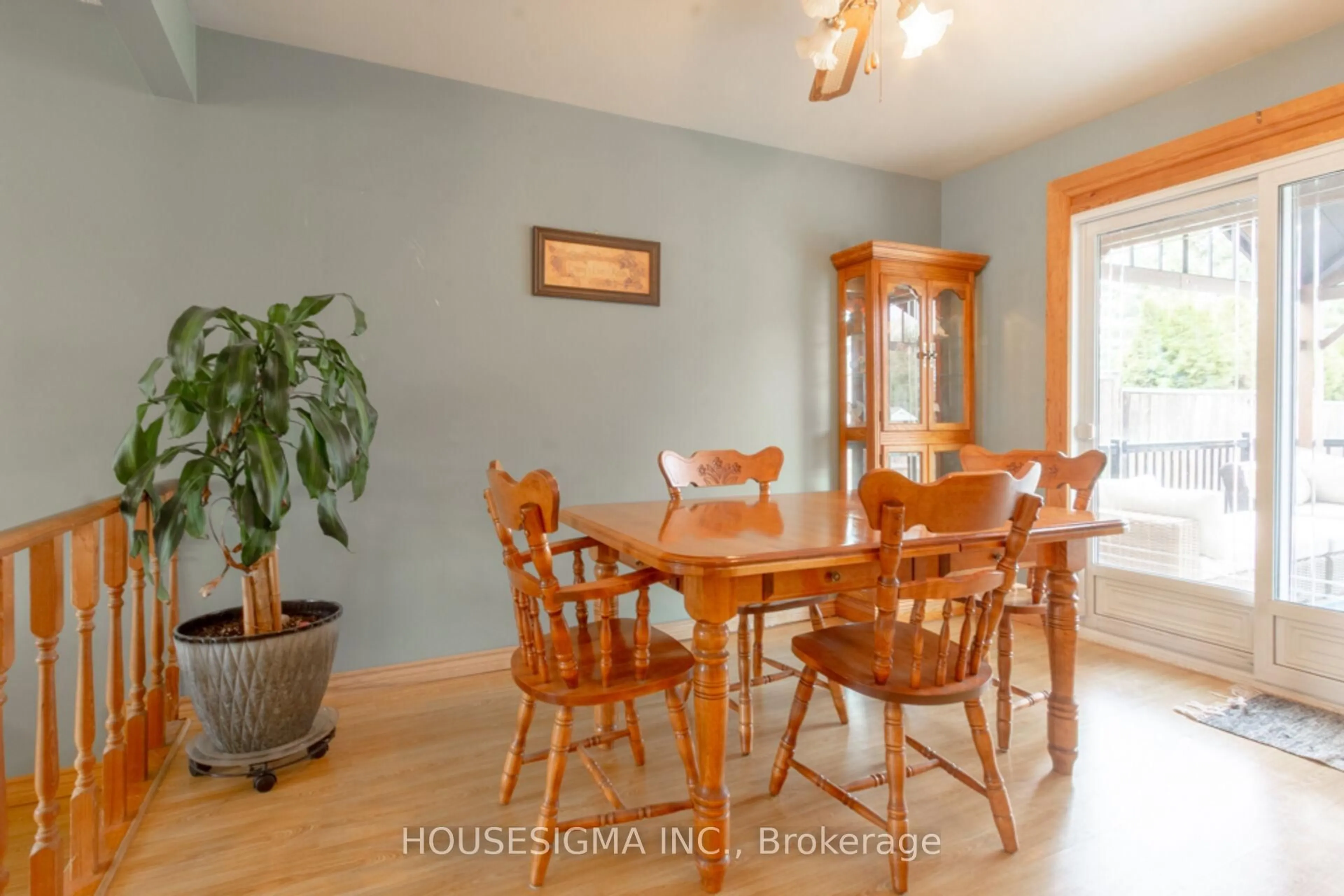 Dining room, wood/laminate floor for 2312 Malcolm Cres, Burlington Ontario L7P 4H3