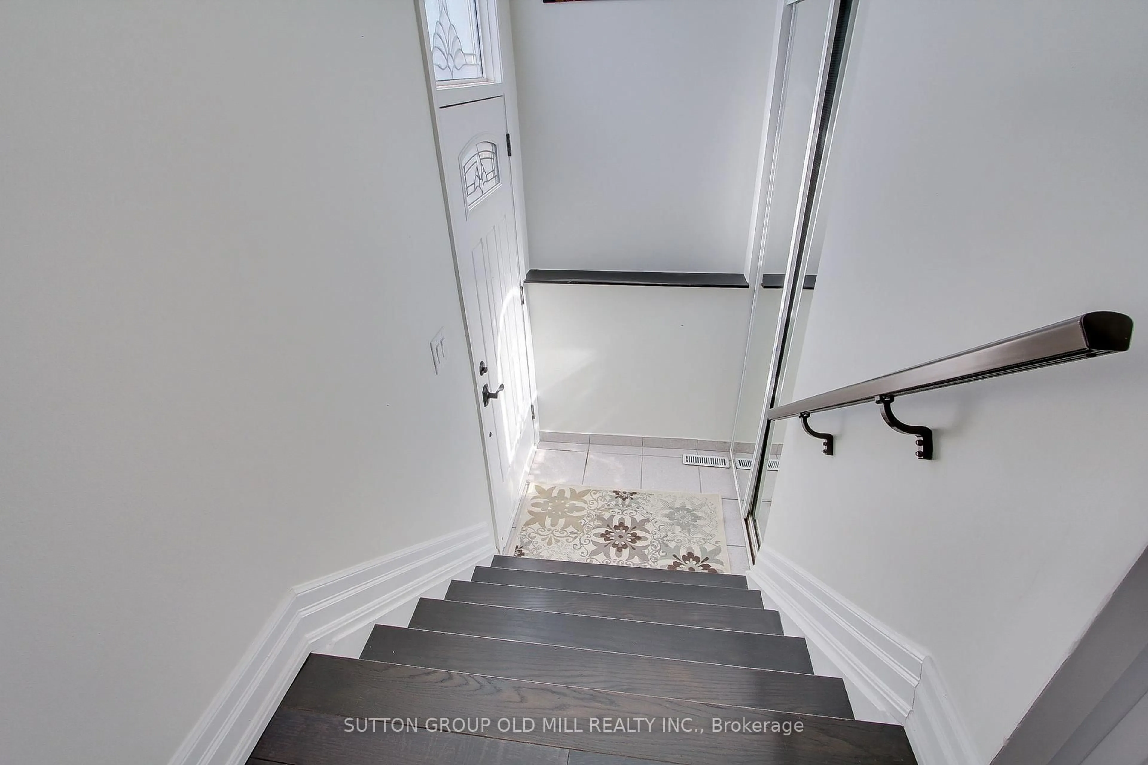 Indoor entryway for 1261 Consort Cres, Burlington Ontario L7M 1J8