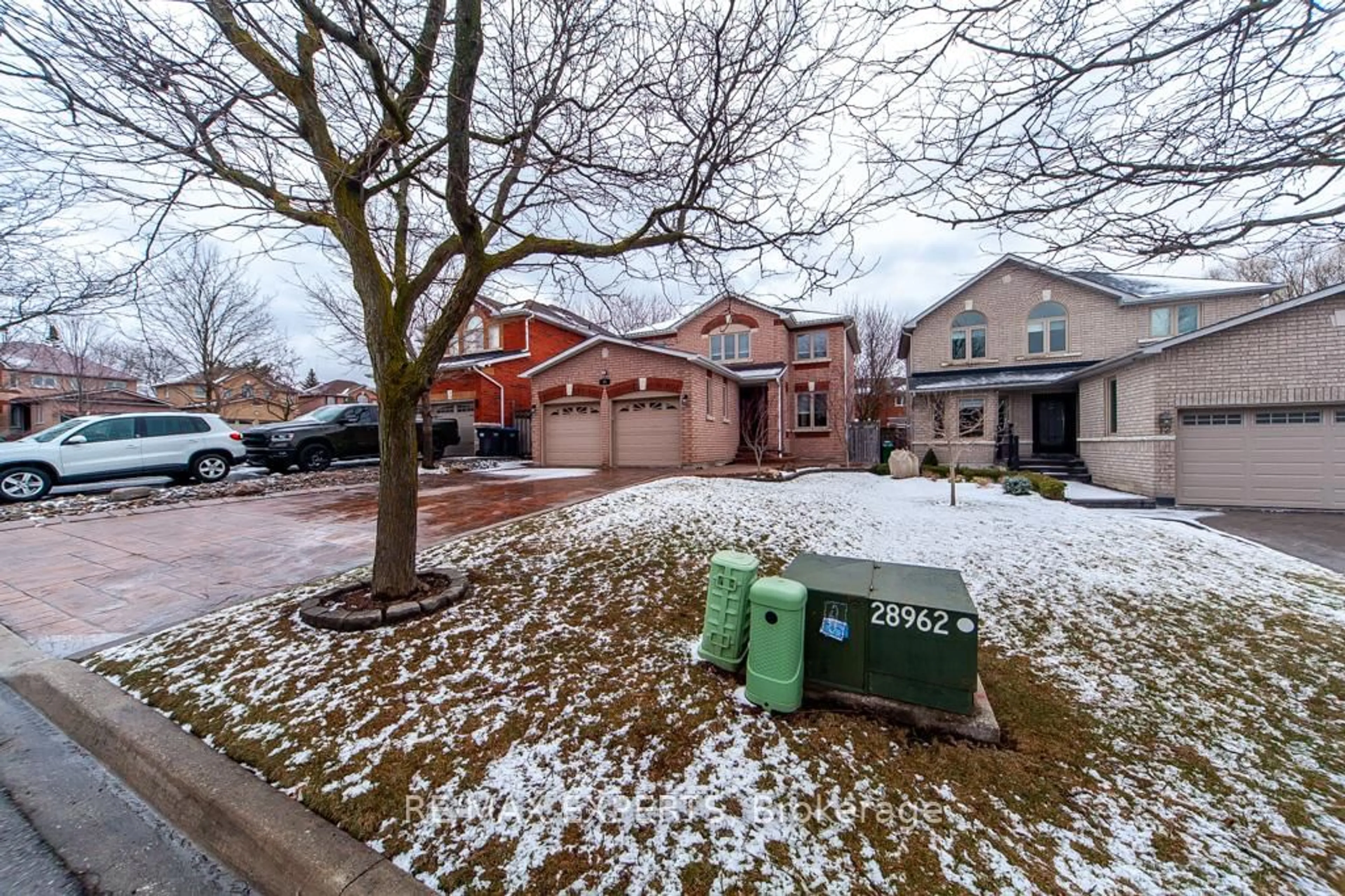 A pic from outside/outdoor area/front of a property/back of a property/a pic from drone, street for 14 Plummer Rd, Caledon Ontario L7E 1V1