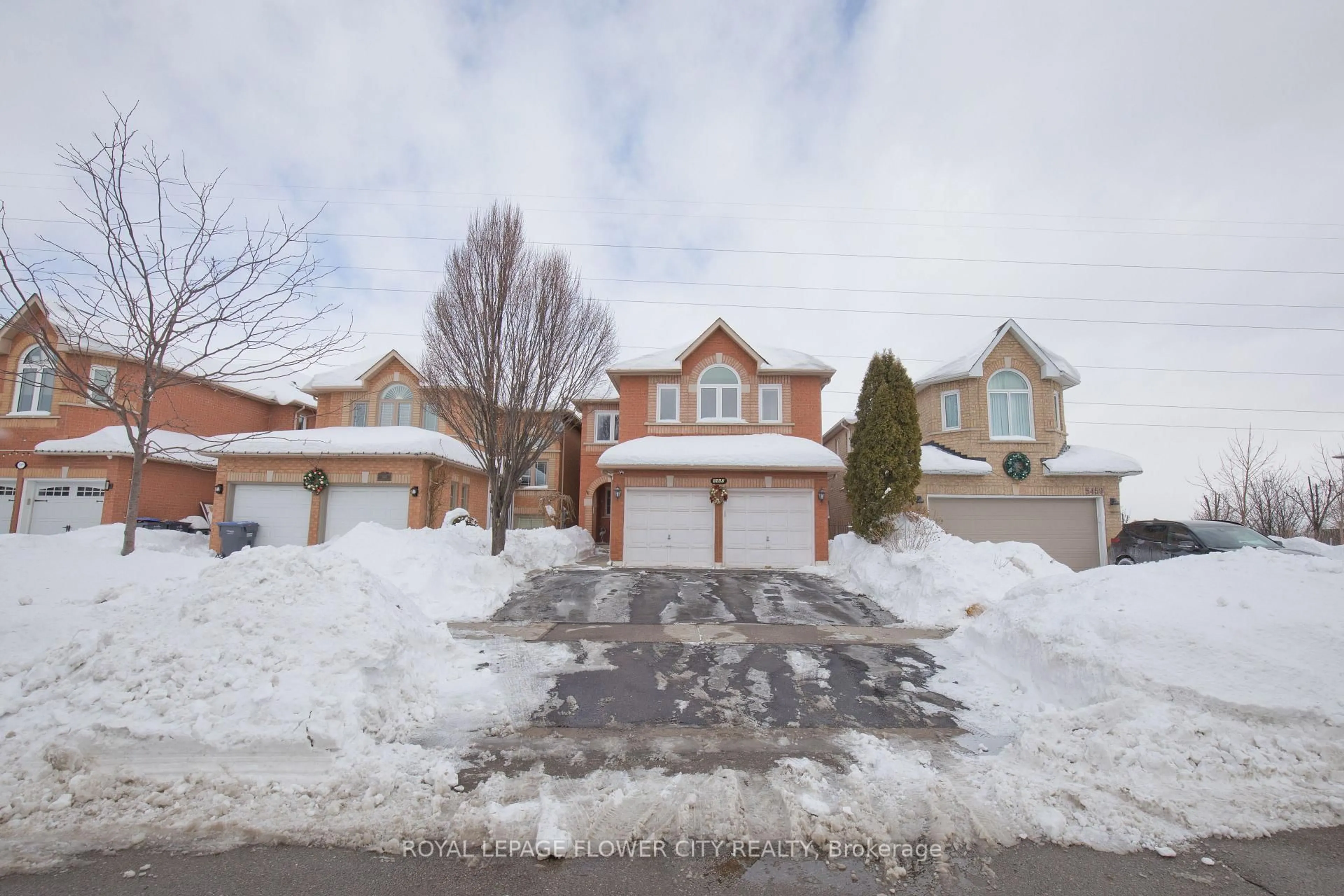 A pic from outside/outdoor area/front of a property/back of a property/a pic from drone, street for 5463 Wilderness Tr, Mississauga Ontario L4Z 4A5