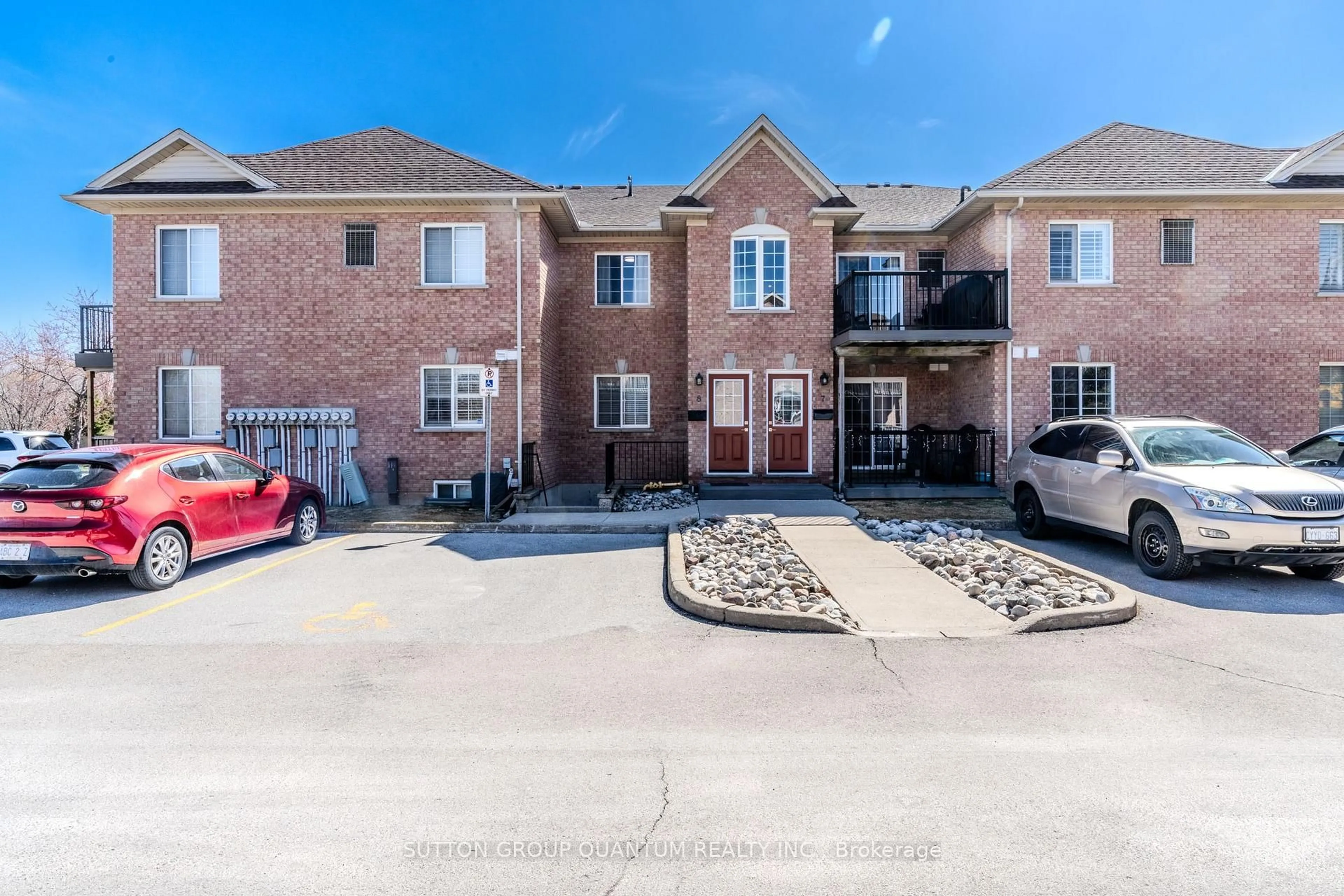 A pic from outside/outdoor area/front of a property/back of a property/a pic from drone, unknown for 2333 Walker's Line #8, Burlington Ontario L7M 4T1