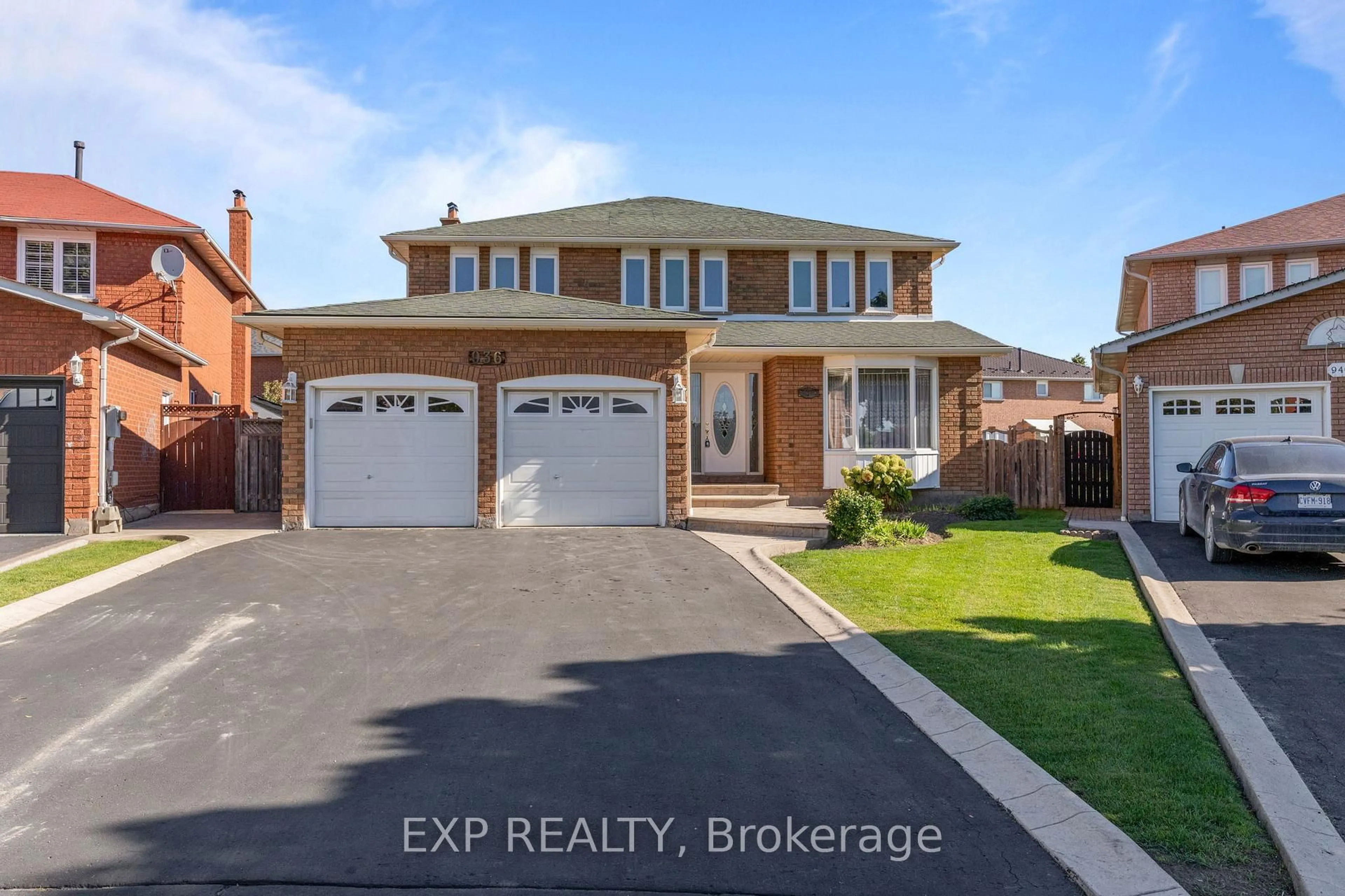 Home with brick exterior material, street for 936 Summerbreeze Crt, Mississauga Ontario L5V 1C9