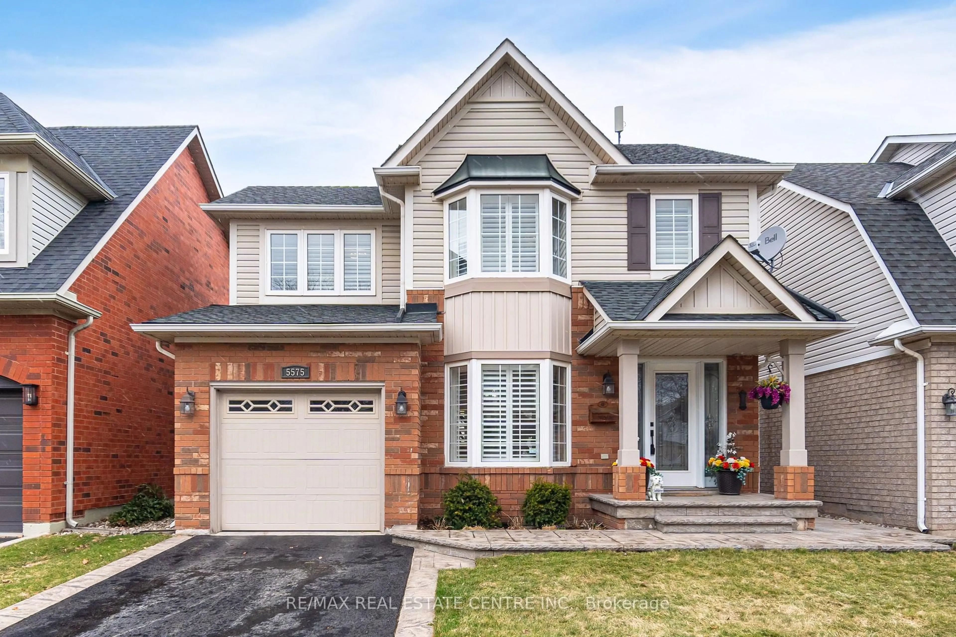 Home with brick exterior material, street for 5575 Thorn Lane, Burlington Ontario L7L 6V8