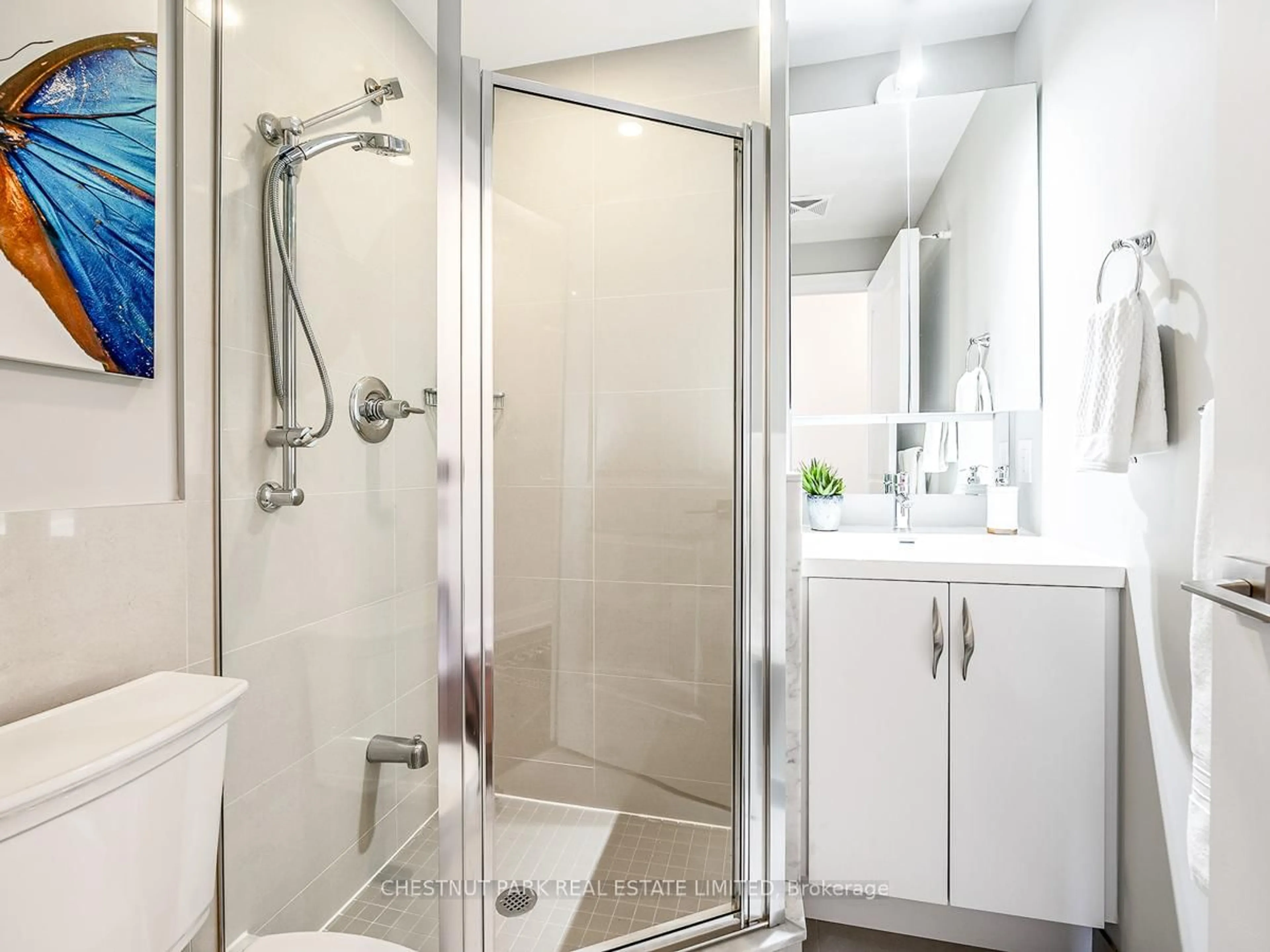 Standard bathroom, ceramic/tile floor for 1 Old Mill Dr #1005, Toronto Ontario M6S 0A1