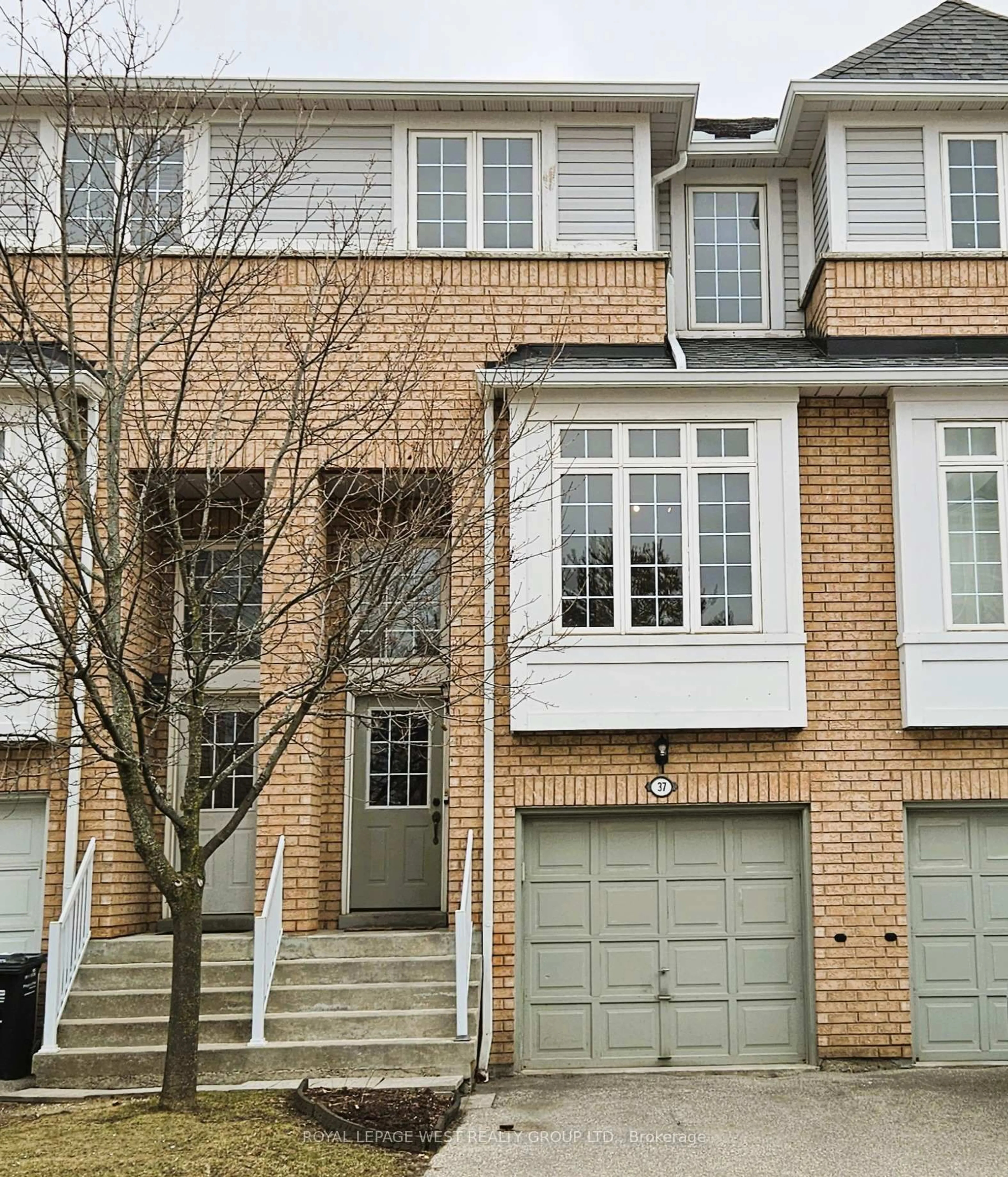 Home with brick exterior material, street for 280 Hillcrest Ave #37, Mississauga Ontario L5B 4L3