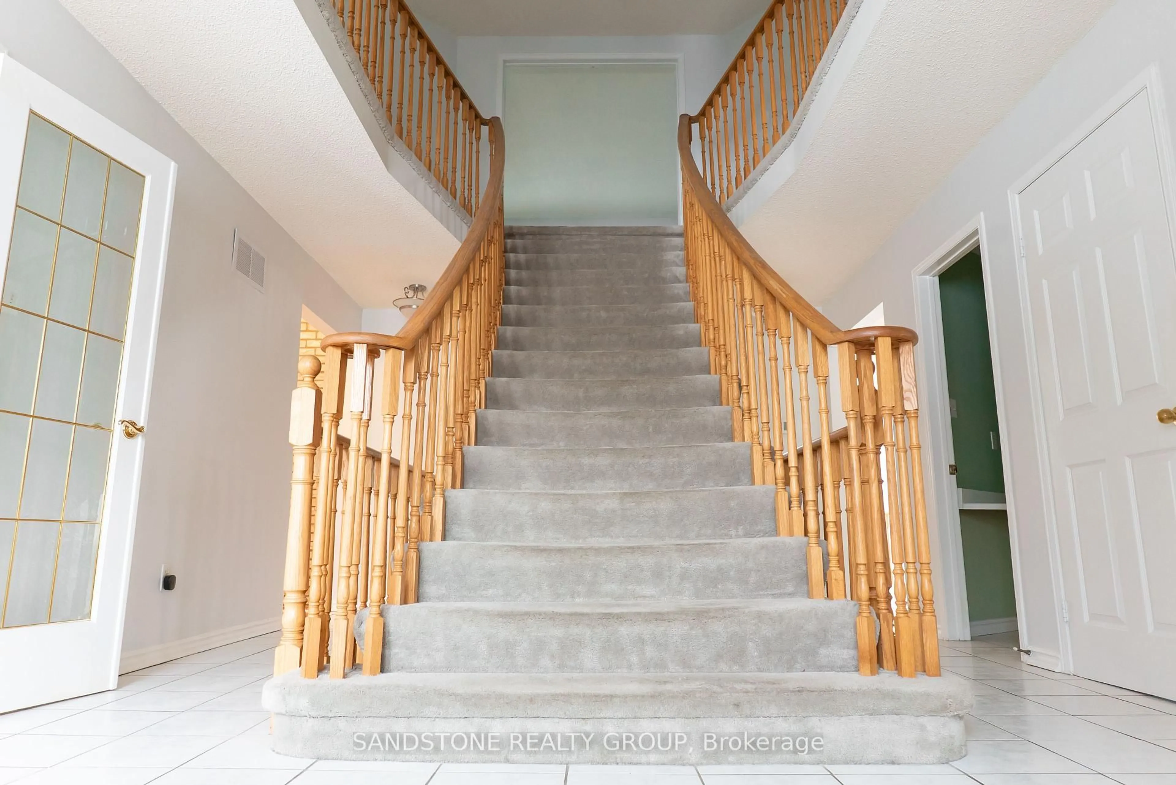 Stairs for 3050 Plum Tree Cres, Mississauga Ontario L5N 4W6