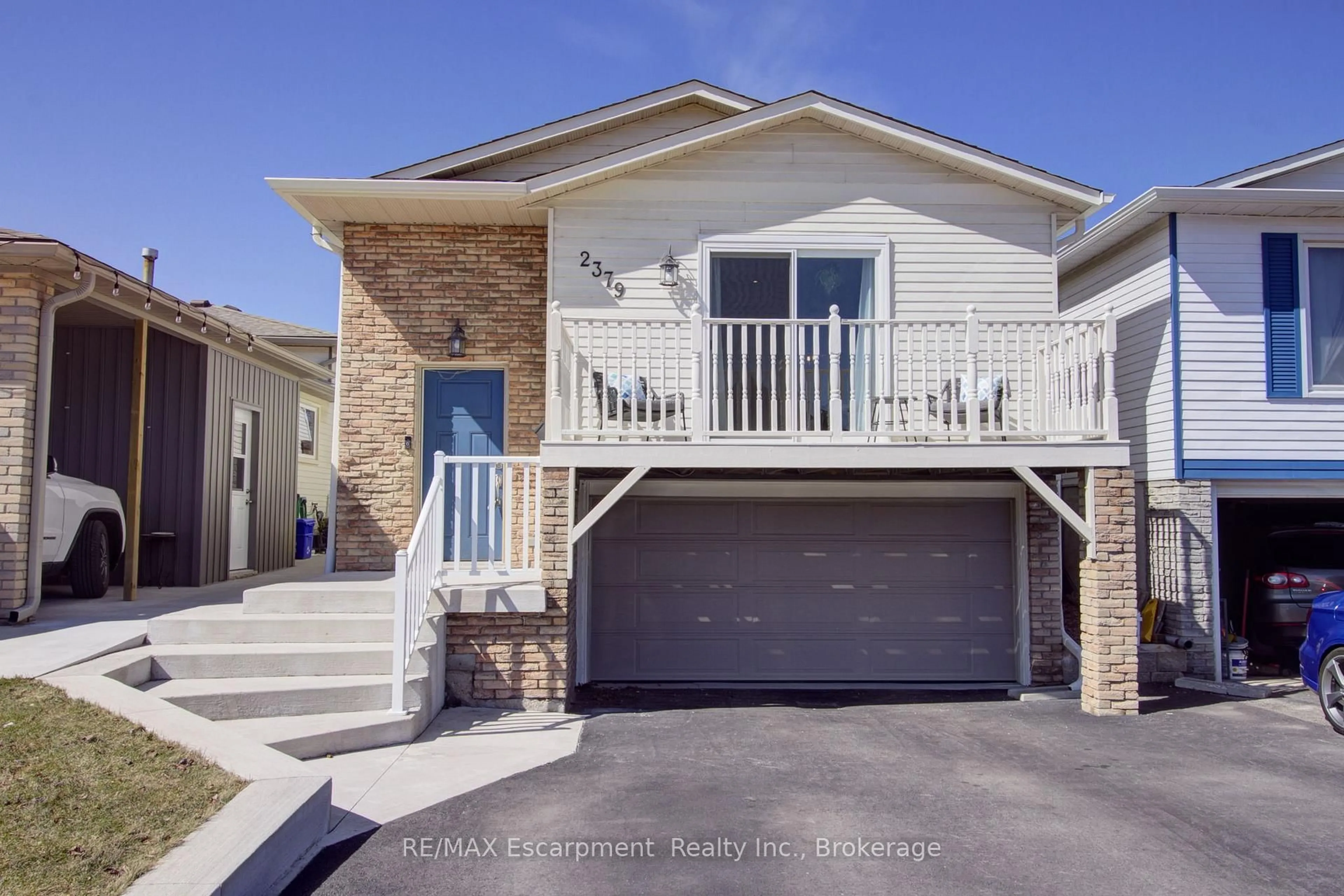Home with vinyl exterior material, street for 2379 Malcolm Cres, Burlington Ontario L7P 4H2