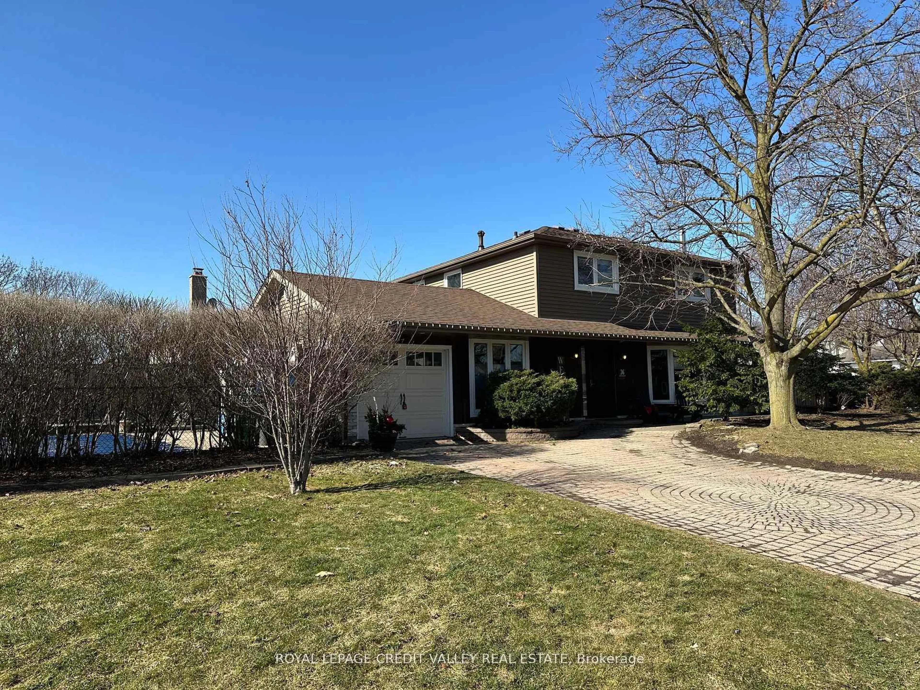A pic from outside/outdoor area/front of a property/back of a property/a pic from drone, street for 36 Lockton Cres, Brampton Ontario L6W 1C3