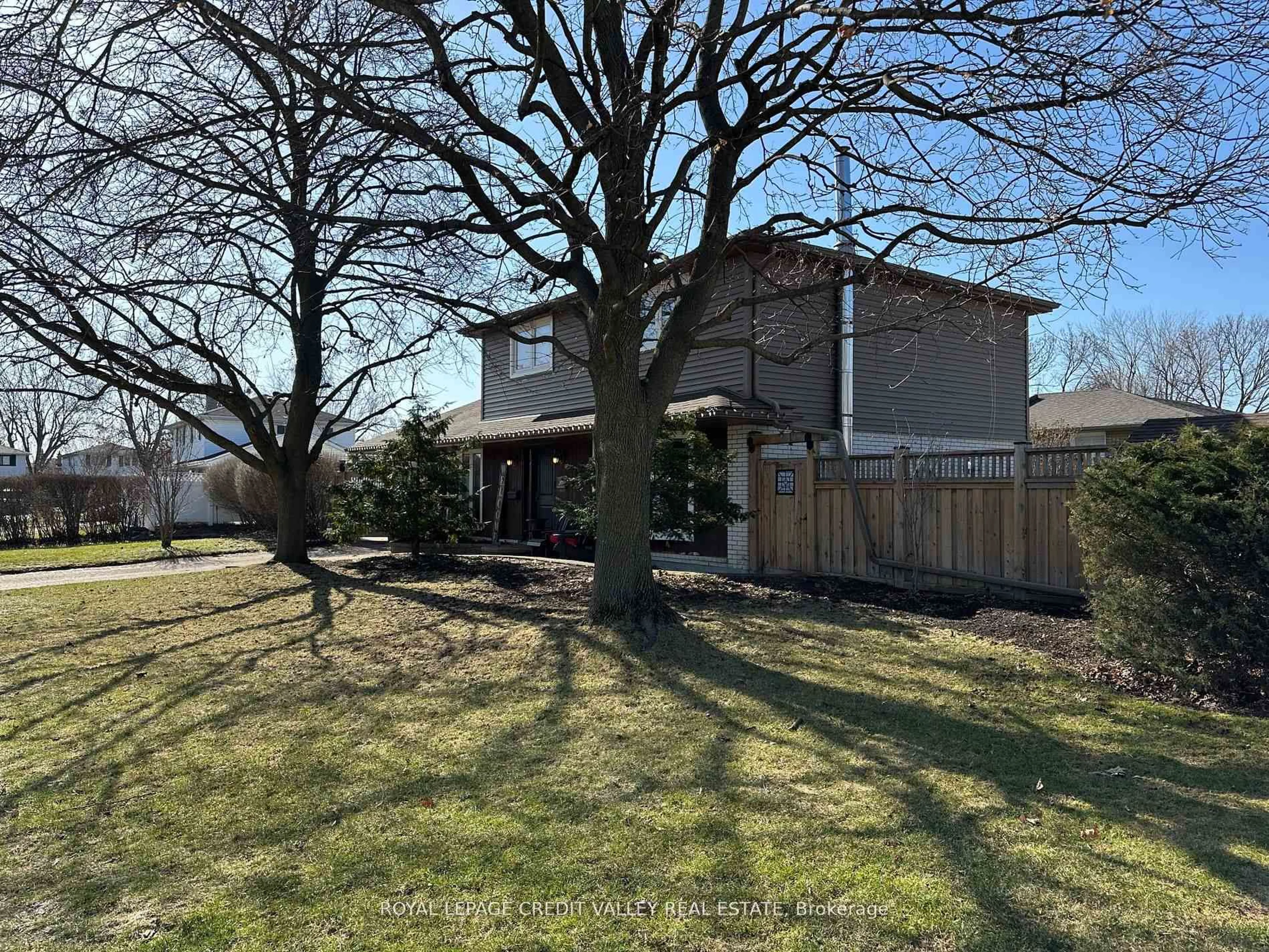 A pic from outside/outdoor area/front of a property/back of a property/a pic from drone, street for 36 Lockton Cres, Brampton Ontario L6W 1C3