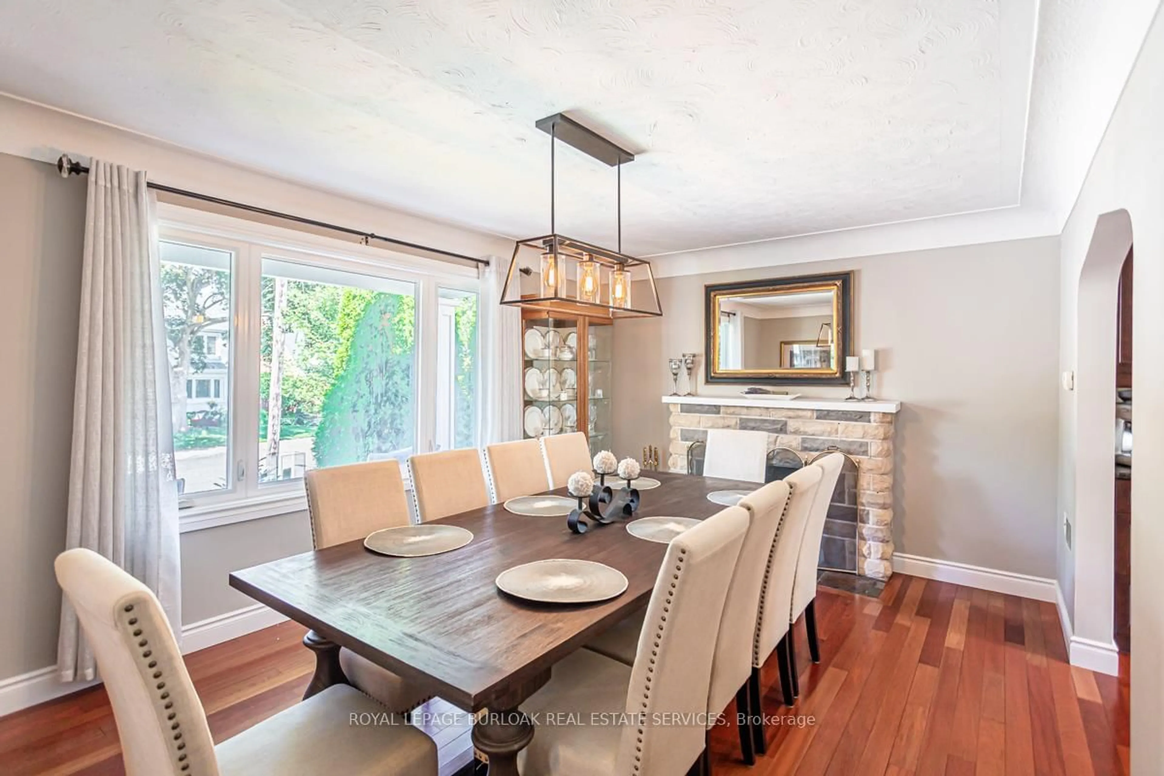 Dining room, wood/laminate floor for 2064 Wellington Ave, Burlington Ontario L7R 1P3