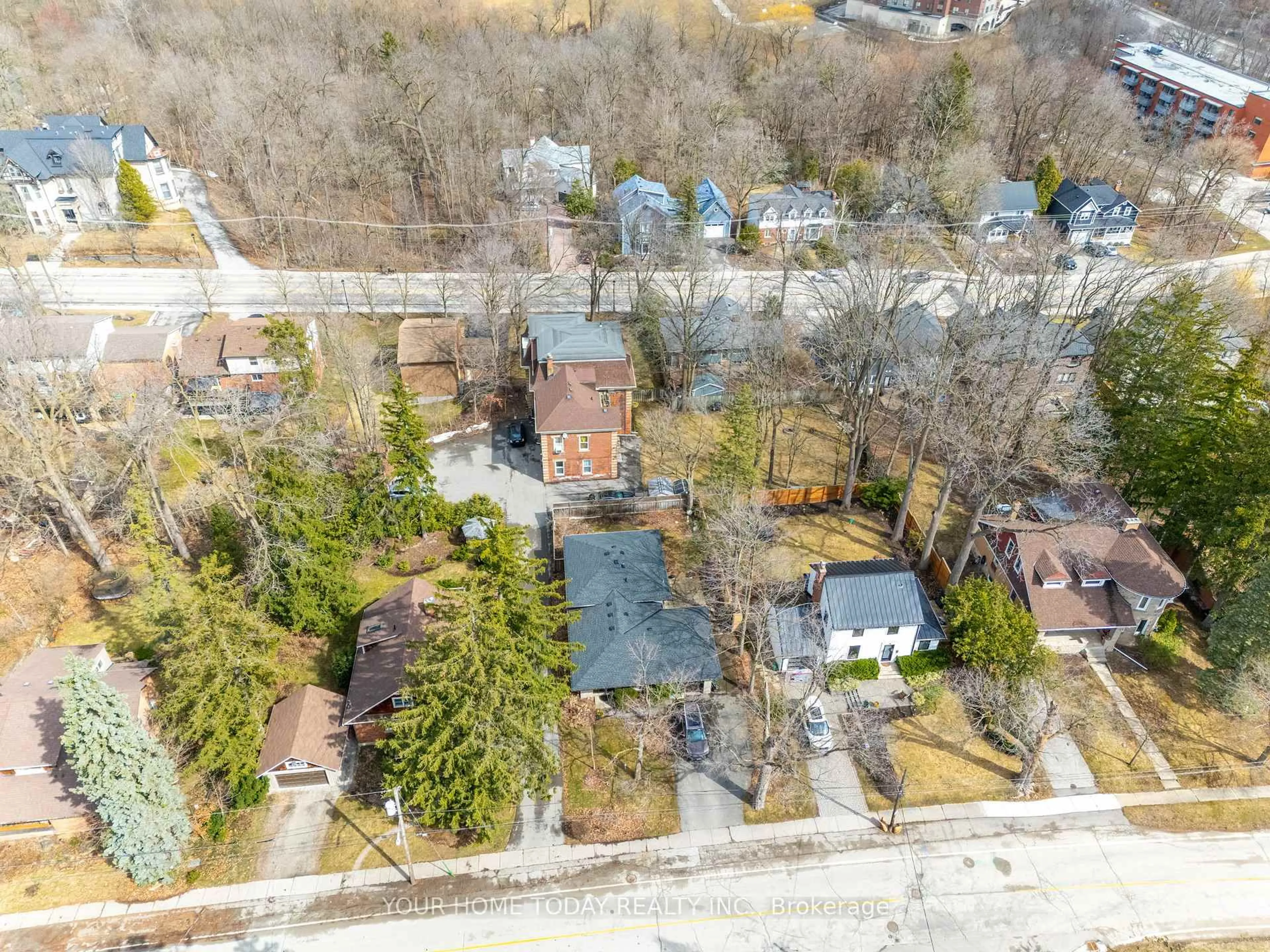 A pic from outside/outdoor area/front of a property/back of a property/a pic from drone, street for 36 Market St, Halton Hills Ontario L7G 3C1