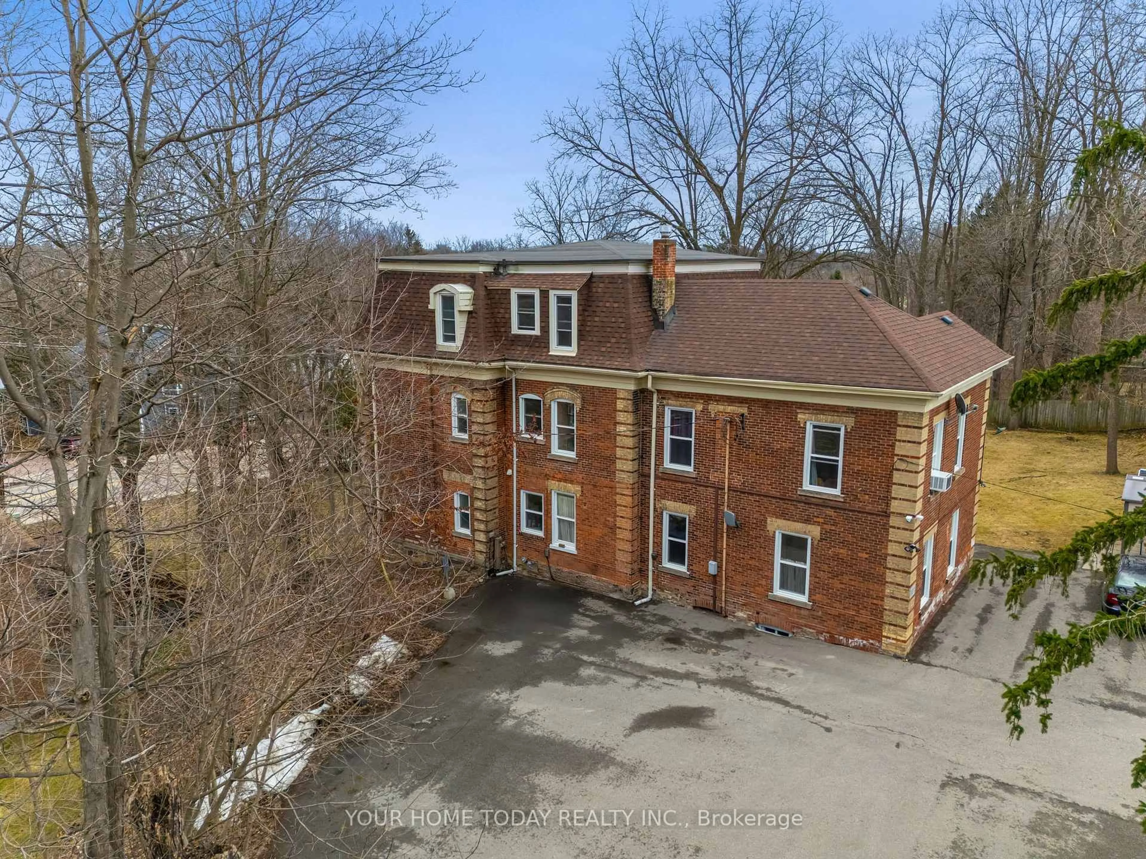 A pic from outside/outdoor area/front of a property/back of a property/a pic from drone, building for 36 Market St, Halton Hills Ontario L7G 3C1