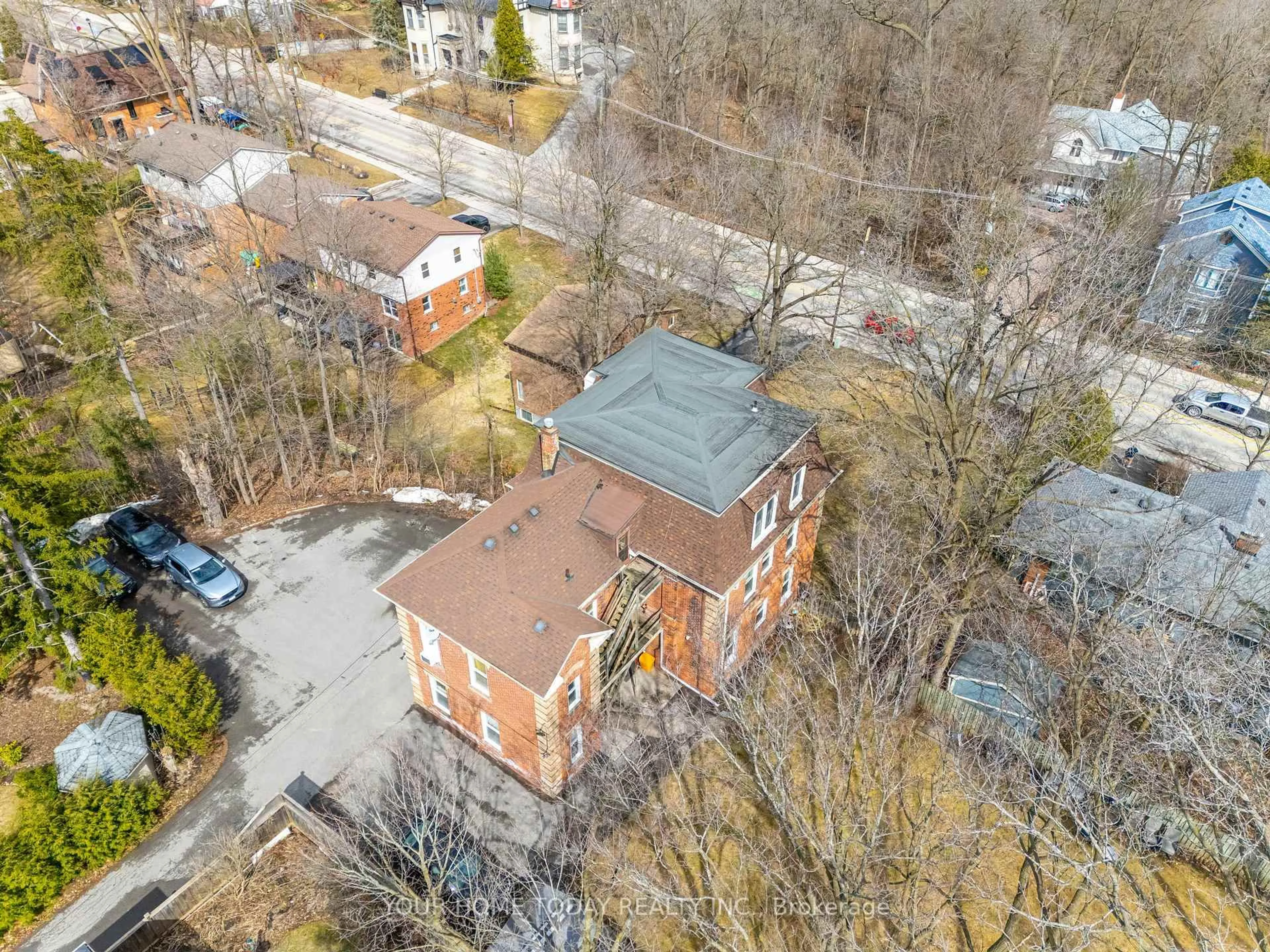 A pic from outside/outdoor area/front of a property/back of a property/a pic from drone, city buildings view from balcony for 36 Market St, Halton Hills Ontario L7G 3C1