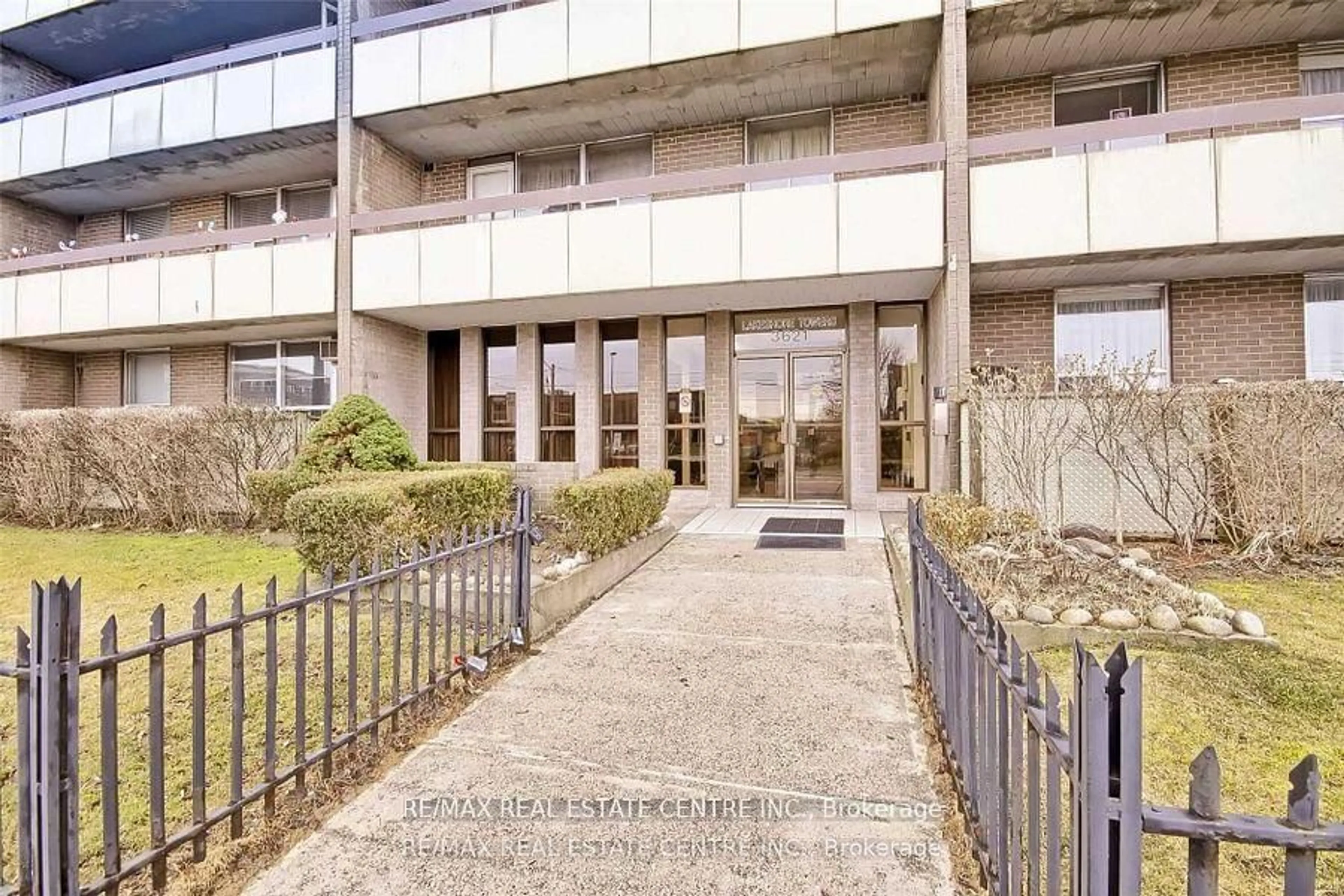 Indoor foyer for 3621 Lakeshore Blvd #504, Toronto Ontario M8W 4W1