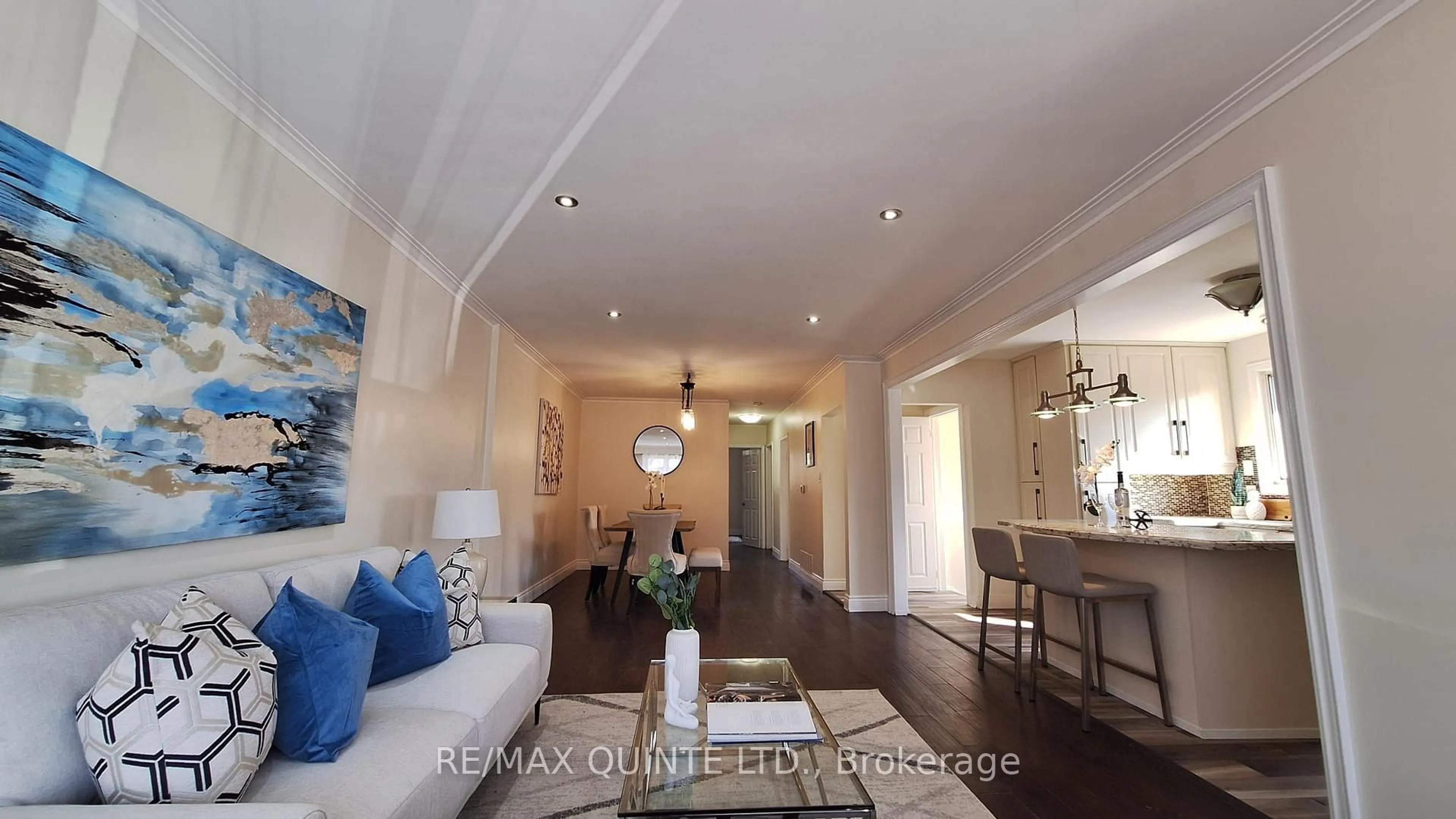 Living room with furniture, wood/laminate floor for 3375 Kelowna Crt, Mississauga Ontario L5C 2E5