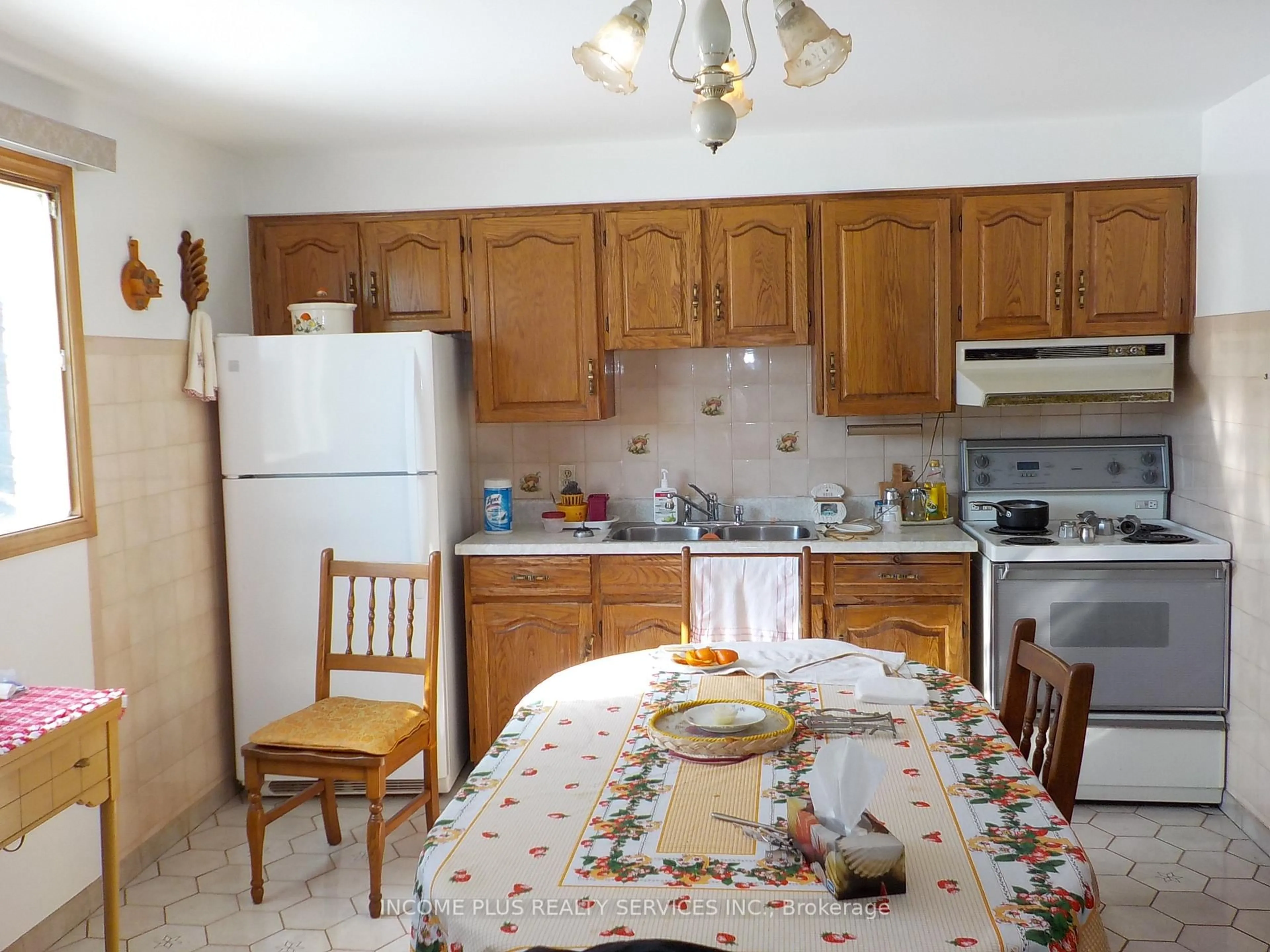 Standard kitchen, unknown for 335 Ranee Ave, Toronto Ontario M6A 1N9