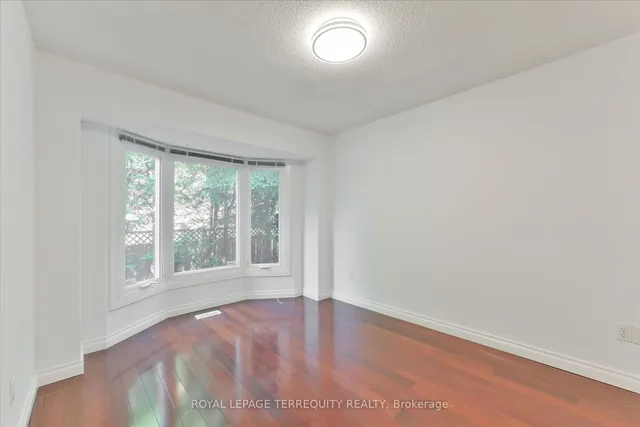 Additional property image - 2216 Dunvegan Ave