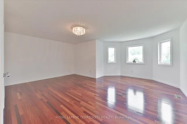 Additional property image - 2216 Dunvegan Ave
