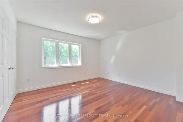 Additional property image - 2216 Dunvegan Ave