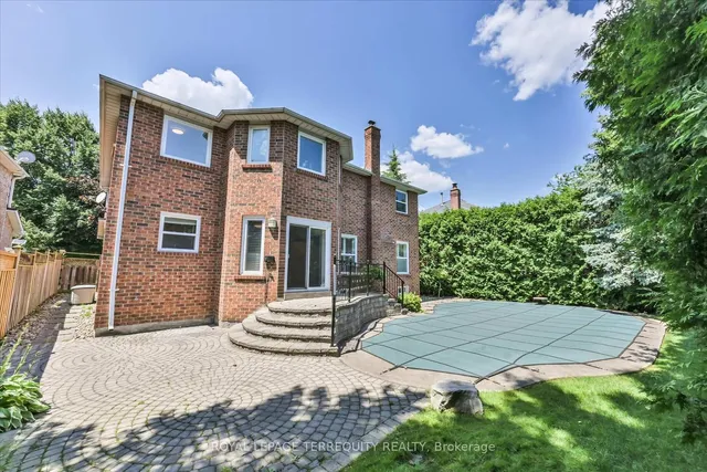 Additional property image - 2216 Dunvegan Ave