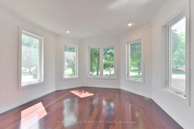 Additional property image - 2216 Dunvegan Ave