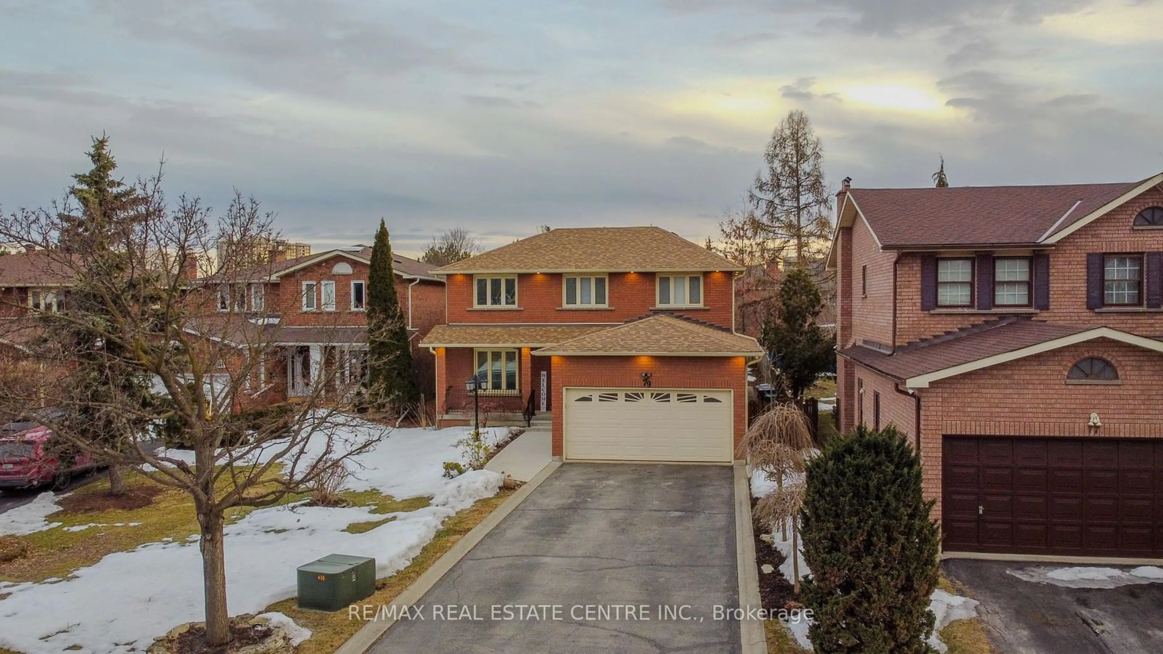 A pic from outside/outdoor area/front of a property/back of a property/a pic from drone, street for 79 Turtlecreek Blvd, Brampton Ontario L6W 3Y2