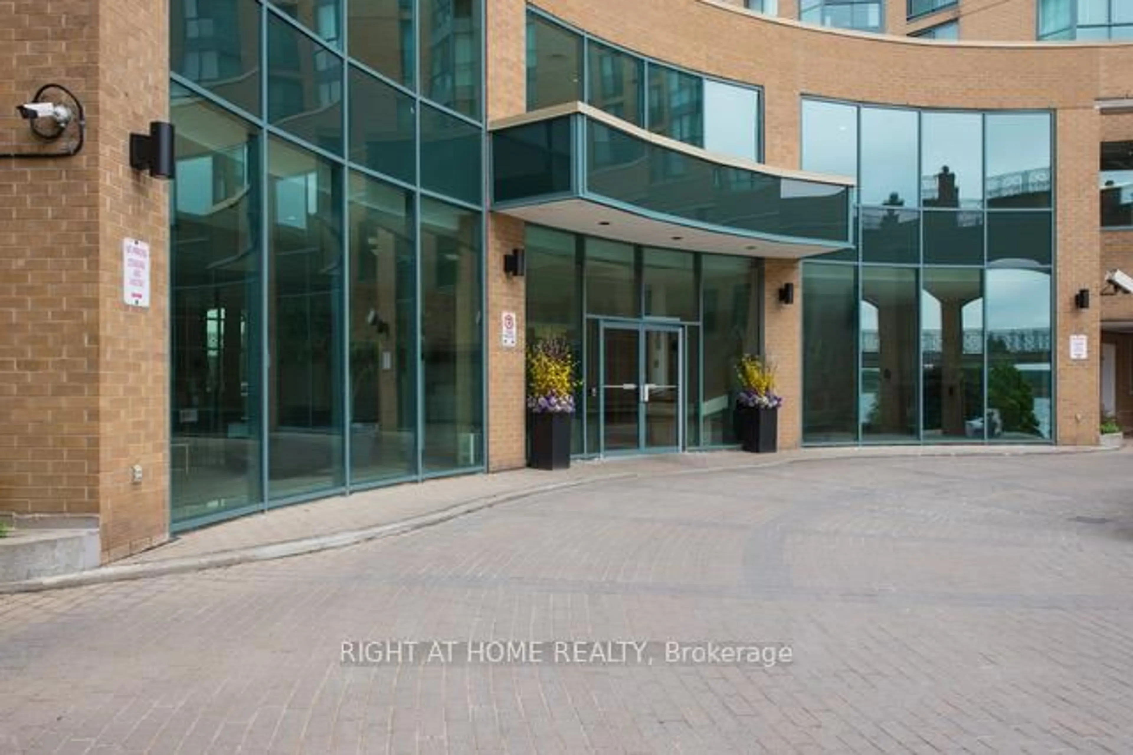 Indoor foyer for 150 Dunlop St #605, Barrie Ontario L4M 6H1