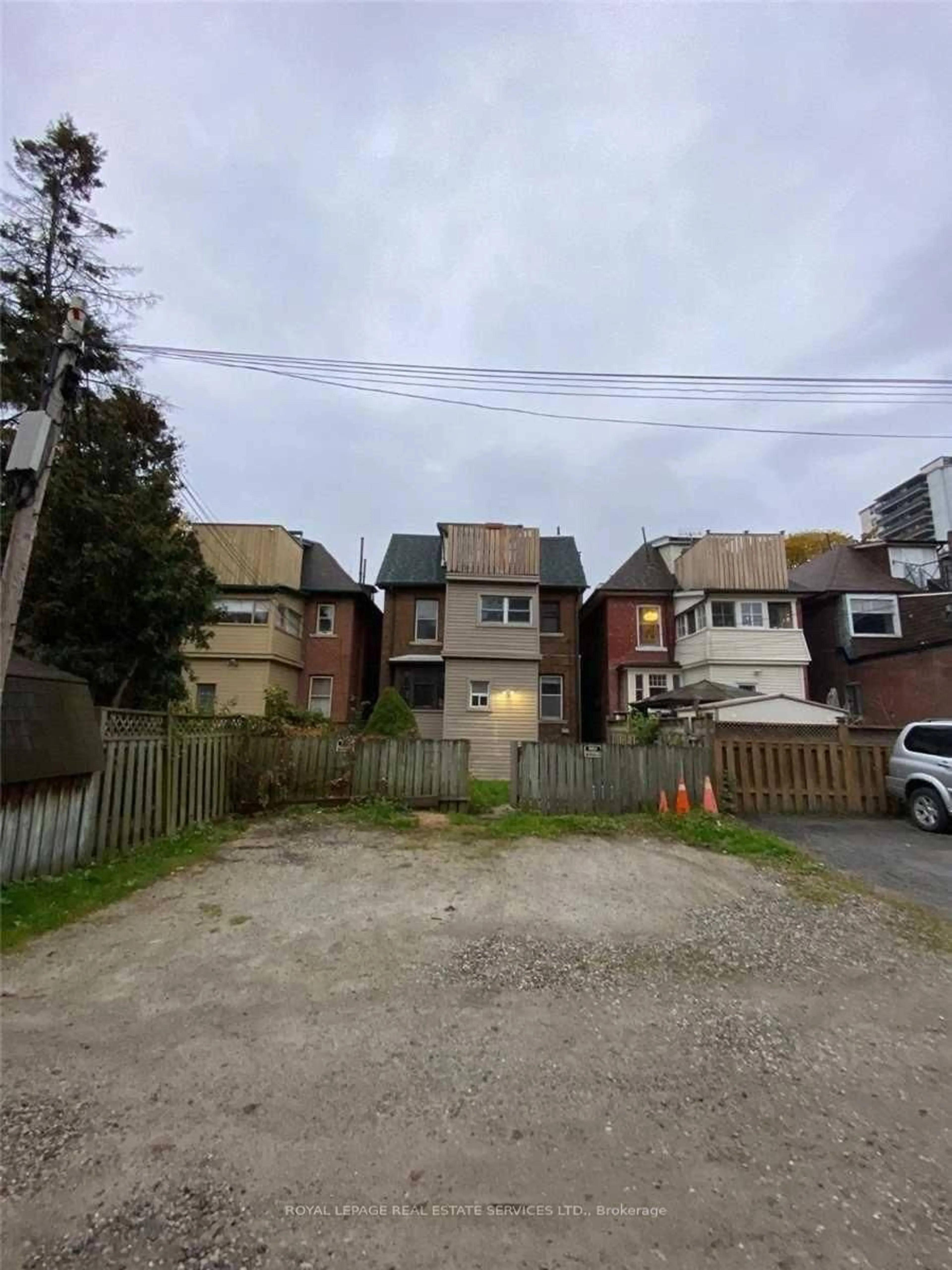 A pic from outside/outdoor area/front of a property/back of a property/a pic from drone, street for 31 Tyndall Ave, Toronto Ontario M6K 2E9